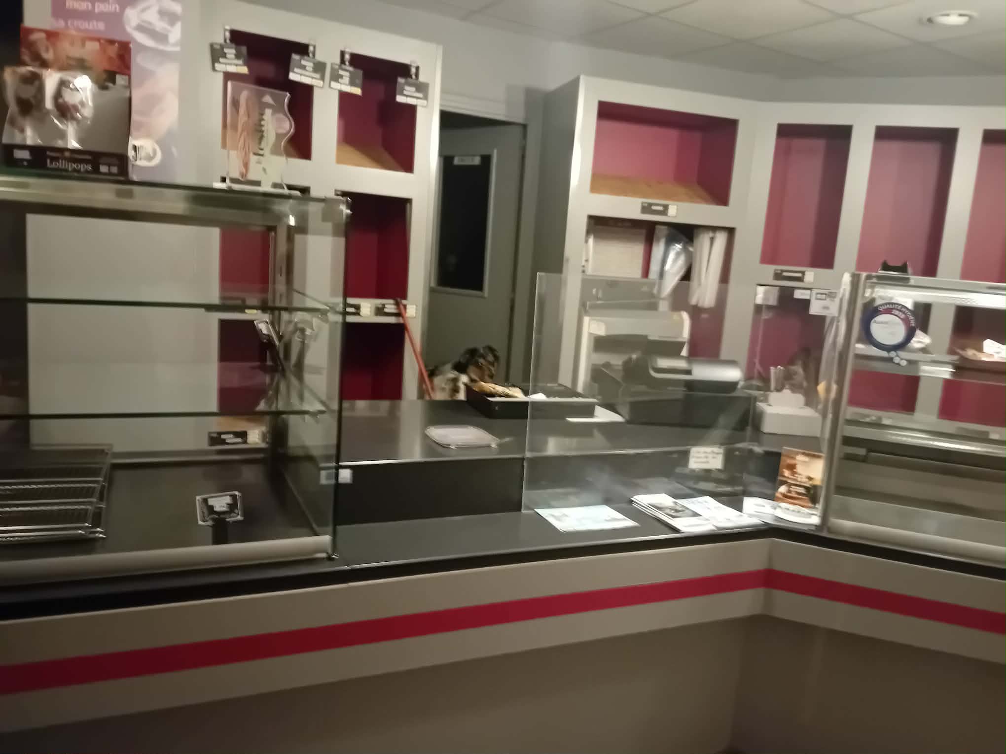 A vend fond de commerce boulangerie pâtisserie.
Située dans un bourg animé commerçants et très passants.
Logements disponibles a l'étage composé de 3 chambres plus 2 pièces et un grenier au 2eme étage.
Matériel entretenu four âgé de 12 ans
Actuellement 5 semaines de congés annuel 320.000 de chiffre d'affaires ttc.

Une employée en vente et 2 employée en pâtisserie