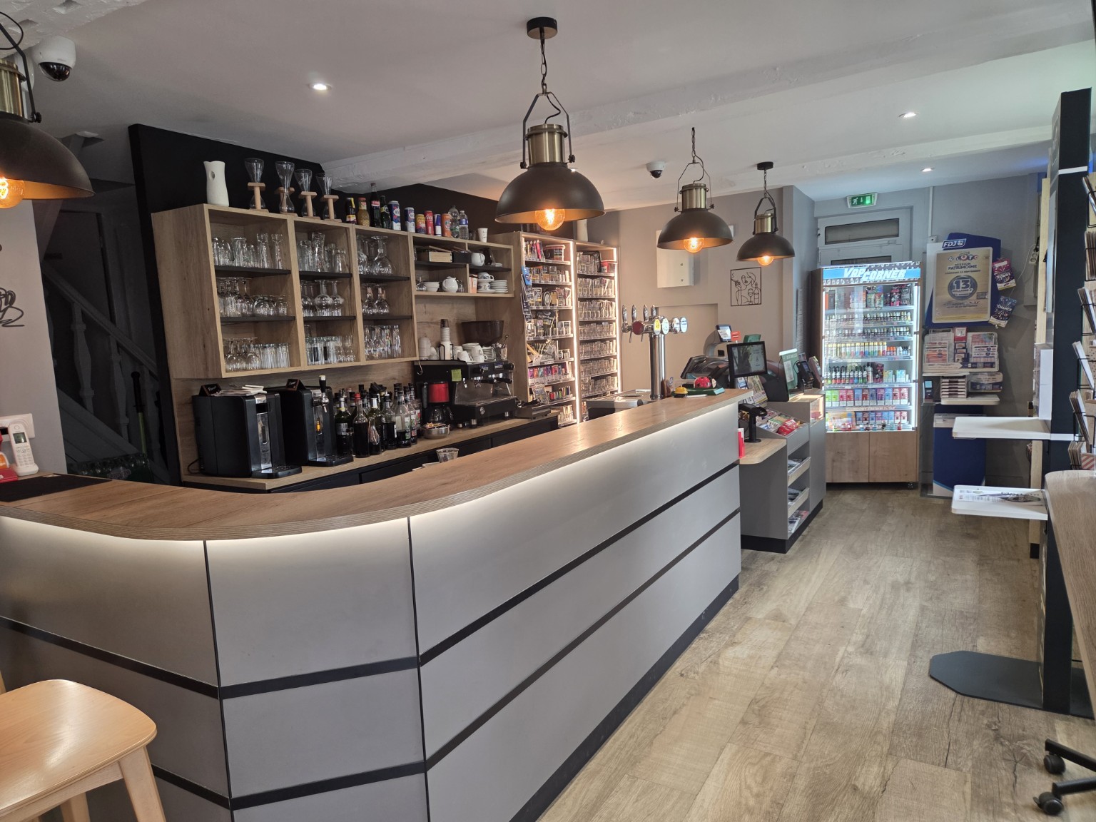 Belle affaire  à reprendre dans une commune dynamique et agréable.
Nous vendons notre fonds de commerce Bar – Tabac – Restaurant, une affaire pérenne, bien implantée et bénéficiant d’une clientèle fidèle.
L’établissement propose plusieurs activités complémentaires : bar, tabac, restaurant, PMU, jeux et paiement de proximité.
Après plusieurs années à faire vivre ce commerce, nous souhaitons aujourd’hui passer le relais à un repreneur qui pourra poursuivre l’activité et lui donner un nouvel élan.
 Activité:
Bar – Tabac – Restaurant – PMU – Jeux – Paiement de proximité….
L’établissement est ouvert du lundi au vendredi de 7h à 19h et le samedi de 8h à 12h.
La restauration est proposée uniquement le midi, du lundi au vendredi, avec une capacité d’environ 64 couverts.
Ces horaires laissent également de belles possibilités de développement pour un repreneur souhaitant accroître l’activité.
LES ATOUTS
Fonds de commerce : 125 000 €
Commune dynamique
Affaire pérenne et bien implantée
Clientèle fidèle
Activités diversifiées
Bar
Tabac
Restaurant
PMU
Jeux
Paiement de proximité
Environ 300 m²
Salle de restaurant d'environ 40 couverts
Cuisine professionnelle
Logement sur place
Horaires actuellement raisonnables
Potentiel de développement important

Vente du fonds de commerce uniquement.
Les murs sont la propriété de la commune et sont exploités dans le cadre d’un bail commercial.
Loyer : 990 € HT par mois.
La superficie totale est d’environ 300 m², avec un logement lié à l’établissement.

🏠 Logement présent sur place, permettant au repreneur de vivre directement sur le lieu d’exploitation.
Les détails concernant le logement seront communiqués lors des échanges avec les personnes sérieusement intéressées.

💰 Prix de vente du fonds de commerce : 125 000 €
Loyer des murs : 990 € HT/mois.

Contact
Renseignements complémentaires et visites uniquement sur rendez-vous.
Nous privilégions les contacts avec des personnes ayant un véritable projet de reprise.

❤️ Notre mot de fin

Après plusieurs années consacrées à cette affaire, nous souhaitons aujourd’hui passer le relais.
C’est une affaire où il y a du travail, une clientèle fidèle et encore de belles possibilités pour développer et accroître l’activité.
Nous espérons trouver un repreneur qui prendra autant de plaisir que nous à faire vivre ce commerce et à le faire évoluer.

⚠️ Agences immobilières
L’affaire étant déjà proposée par plusieurs agences, nous ne souhaitons pas de nouveaux mandats ni être contactés par d’autres agences ou intermédiaires. Merci de respecter notre choix.