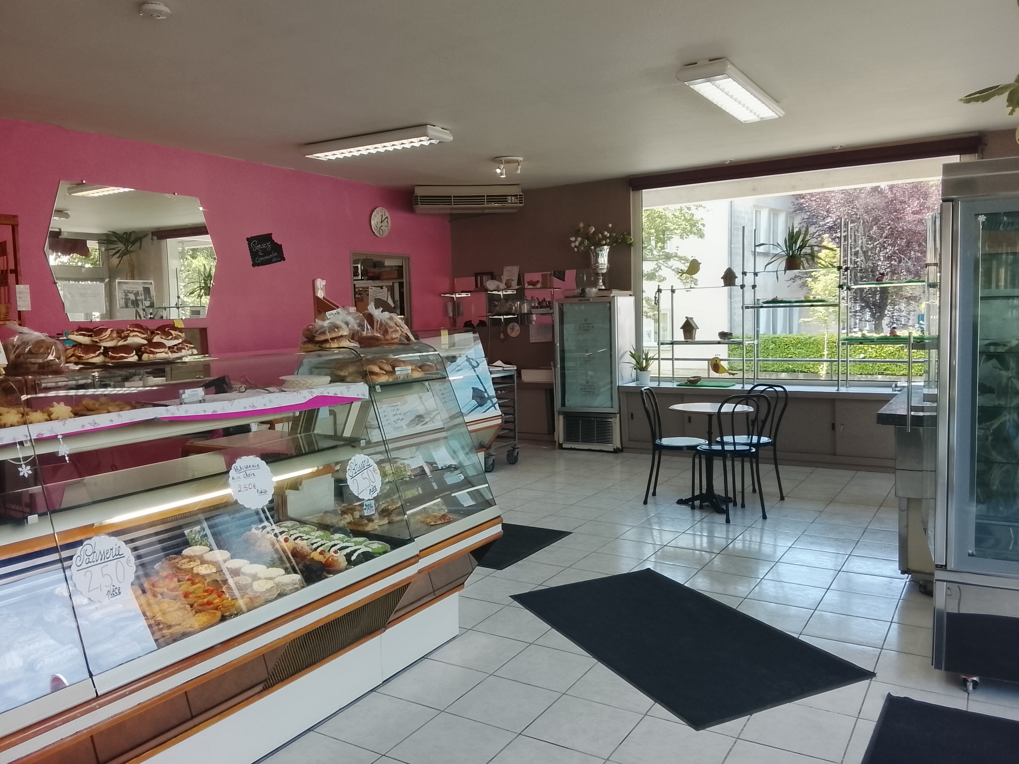 Céderais fond de commerce de pâtisserie dépôt de pain qui se situe en angle de route. Très bien placée dans le centre commercial de Roulandou à Castres 81100 
Elle fait face à une église, puis une école, une crèche et à 1000m d'une clinique.
Le magasin a 3 vitrines : 70 m2.  L'atelier 60 m2 et le sous-sol 130 m2, le tout bien équipé. Aucun travaux à faire.
Chiffre  d'affaires déclaré 160 000 € mais peut être doublé. Mon épouse, en longue maladie, ne pourra pas répondre.
Je compte laisser le tout 20 000 € pour le stock et le matériel. Le loyer est de 1500 € par mois et par la suite 
35 000 € payable à 3 %, comme vous semblera, dans un délai de 2 ou 3 ans .Il faut le voir pour plus de détails.  Tel : 06 50 82 73 50 ou le 05 63 35 84 05