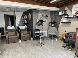 Salon de coiffure très bon état avec matériaux de qualités dans village avec Commerces ( pharmacie, boulangerie, supermarché,bar....)
3 postes de coiffage
2 bacs récents , fauteuils électrique massants.
Réservé environ 10 M2 avec lave linge, sèche linge....
Toilette
Stationnement facil.
Clientèles fidèles.
Faible loyer
Affaire saine, chiffre d'affaire en progression régulière.
Conforme accessibilité.