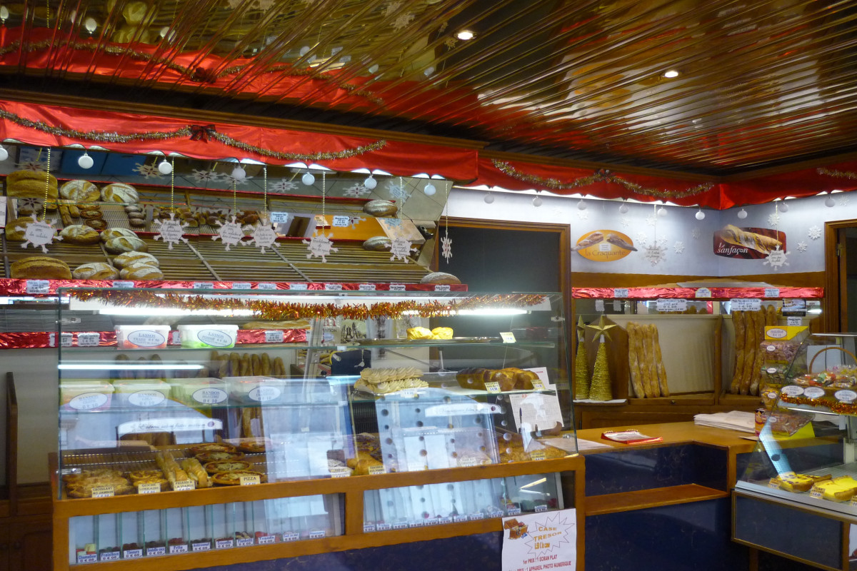 Prête pour une réouverture rapide. Pas de reprise de personnel. Pas de tournée. Situation centre ville. Stationnements attribués.
Magasin, 1 labo boulangerie, 1 labo pâtisserie, espaces froids installés de plain pieds. A l'étage : un bureau, une réserve, 2 vestiaires H et F avec chacune douche et WC, 1 appartement (68m2). 1 grande grange avec petite cour fermée ouvrant sur la rue. Stationnement véhicule possible. 2 caves voûtées.
Commune de 3200 habitants avec écoles, collège, centre de loisirs, métiers du médical, petits commerces de proximité, diverses associations actives : sports, pêche, chasse, bibliothèque, école de musique, petit théâtre ?
Rivière Armançon, canal de Bourgogne avec locations  de bateaux, tourisme français et étrangers pour lieux classés (lavoirs, église?)
Villes proches : Auxerre, Chablis (23 kms) - Sens, Tonnerre, Troyes (35kms) - Joigny (17kms) - Migennes, Saint Florentin (11kms) - Paris (150 kms).
Environnement de petites communes rurales dans la campagne.