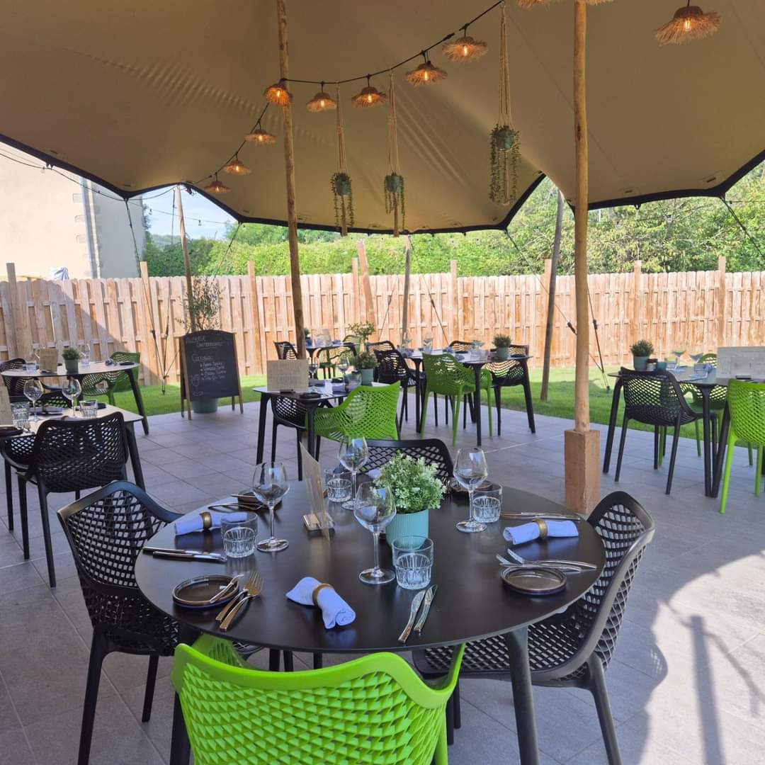 Les atouts :
✓ Notoriété de l'établissement
✓ Fort potentiel de développement
✓ Clientèle locale et touristique fidèle
✓ Parking spacieux à proximité

L'activité :
Vous souhaitez reprendre un établissement de caractère au coeur de la campagne creusoise ?
La commune de Chambonchard recherche un repreneur pour ce lieu convivial et bien connu des habitants et des visiteurs.
Tous les projets sont les bienvenus: gastronomique, traditionnel, cuisine du terroir, bistrot rural, ou encore concept original...

Le Local :
Superficie de 290 m² composée
> d’une partie habitation 140 m² au sol et 115 m² au 1er étage :
• 4 chambres (dont 1 PMR) avec salles de bain privatives. Possibilité d’exploiter certaines en chambres d’hôtes selon la composition familiale du gérant
• Une cuisine équipée
• Une pièce à vivre spacieuse

> et d’une ancienne grange réhabilitée pour accueillir l’auberge 135 m² au sol :
• Salle de 38 couverts à taille humaine, ambiance chaleureuse
• Terrasse de 40 couverts
• Établissement aux normes PMR
• Cuisine professionnelle récente et entièrement aux normes.
• Travaux de rénovation réalisés en 2022. Climatisation réversible installée en 2024.

L'environnement :
Auberge située sur un axe touristique, à proximité des gorges du cher et dans un environnement verdoyant et bucolique.
Elle séduit par son esthétique soigné en combinant convivialité et fonctionnalité.
Elle bénéficie d’une excellente notoriété locale, avec une clientèle fidèle, de passage et touristique.
Elle est située à seulement 35 minutes de Montluçon et 15 min d'Évaux-Les-Bains. Le restaurant attire de nombreux curistes et touristes se rendant à Évaux-les-Bains ou Chambon-sur-Voueize.
De plus, la commune constitue une halte idéale pour les cyclotouristes du fait de sa proximité avec plusieurs itinéraires cyclables : la véloroute Est Creuse (V87), la boucle de Chambonchard (53,6km), les routes vallonnées de la Combrailles (559m de dénivelé qui traverse la vallée de Chambonchard) et la Vagabonde (Montluçon-Montauban).

Informations pratiques:
L'activité a cesser le 10 août 2025. 
Les prix des loyers sont de
• 707 € / mois pour l’auberge (restaurant et chambres d’hôtes)
• 404 € / mois pour la partie habitation/chambres d’hôtes
La commune est prête à accompagner le repreneur dans son installation : mise en relation, communication locale...

D'autres photos sur demande
