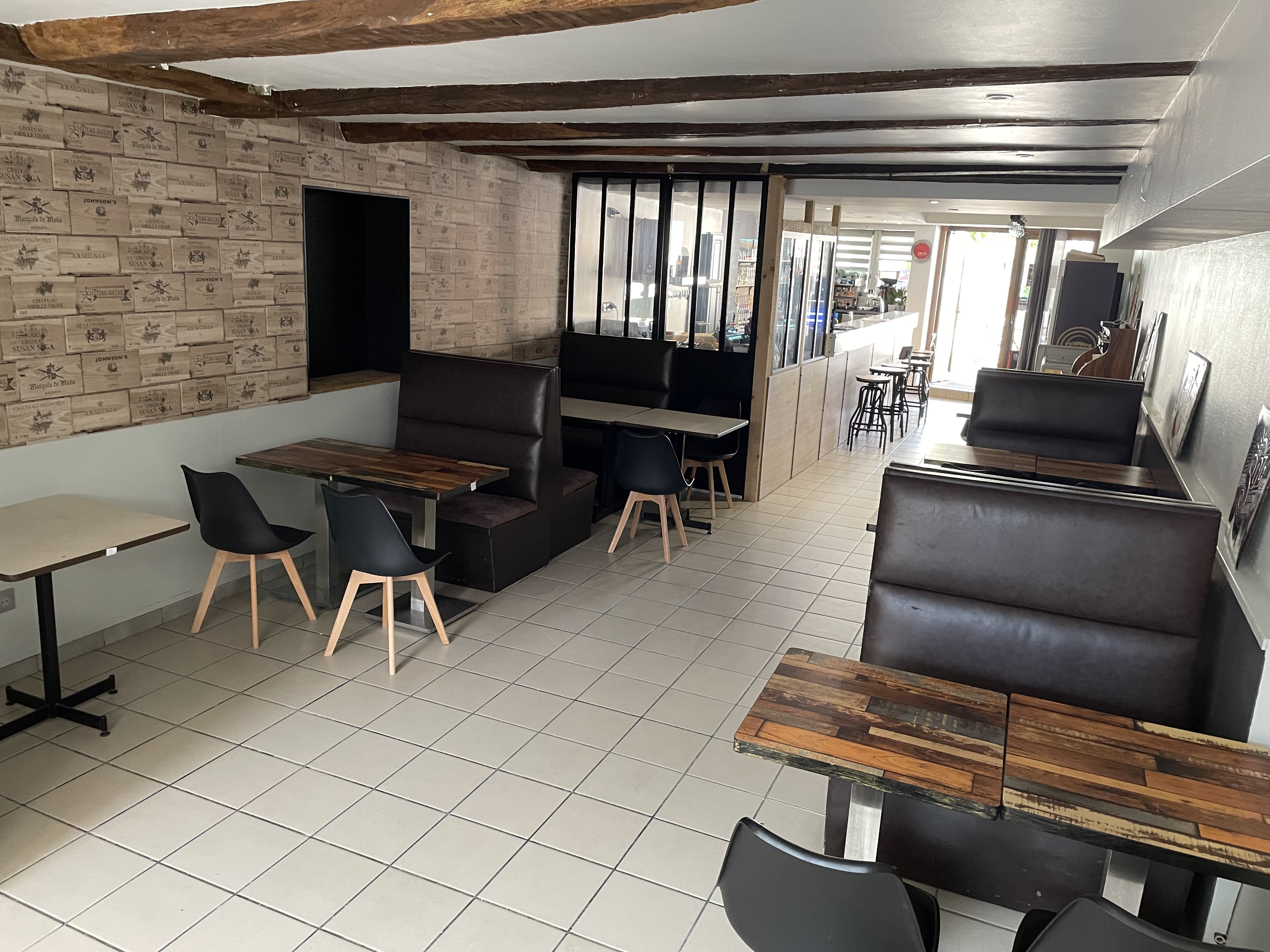 Je propose à la vente un fond de commerce en activité bar ainsi que les mur une surface de 70 m2 environ toute a été rénové en 2022 rien est ta prévoir une terrasse à l’avant mais également une à l’arrière qui peut être exploité pour plus de renseignements n’hésitez pas à me contacter cordialement