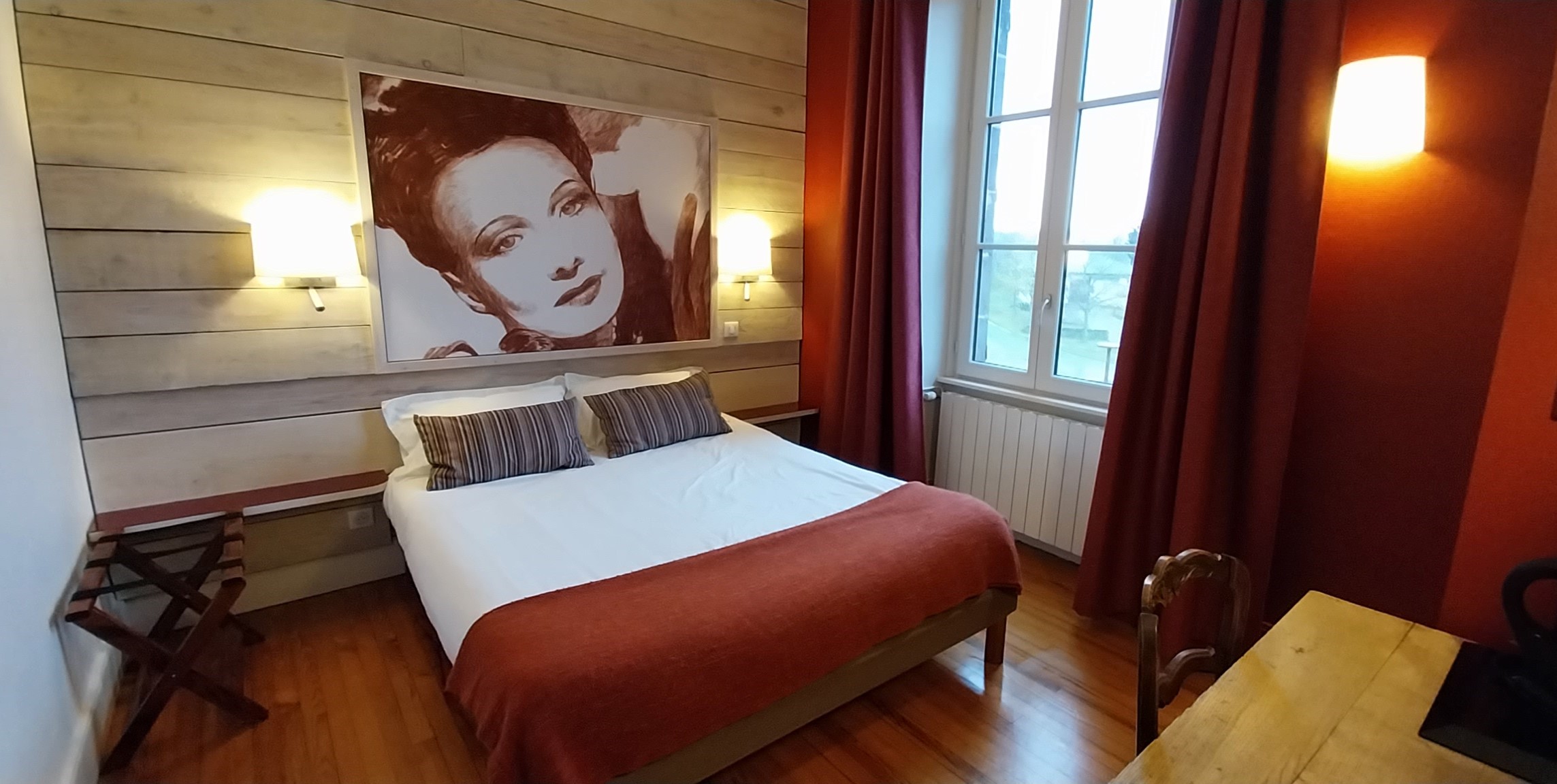 A vendre fonds de commerce Restaurant, Bar et petit Hôtel 3* situé dans le secteur touristiques Combrailles Auvergne, à proximité des gorges de la Sioule et du Château Rocher. La salle de restauration a une capacité de 38 couverts, la salle de bar et petit déjeuner 12 couverts, une grande terrasse de 120 m² permet d’installer des couverts supplémentaires. L’établissement possède également 4 chambres exploitées actuellement en chambres d’hôtel avec une grande facilité de stationnement. Aucuns travaux à prévoir car l’établissement a été entièrement rénovée et modernisée en 2020 avec mises aux normes. L’établissement est labellisé LOGIS avec une excellente réputation « Cosy » pour l’hôtel et « terroir » pour le restaurant. 
Loyer des murs 813 euros TTC comprenant le restaurant + bar + hôtel + appartement T3. Gros potentiel de développement, chiffre d’affaires en constante progression. Idéal couple de restaurateur + saisonniers. Chiffres et infos supplémentaires après contact sérieux.