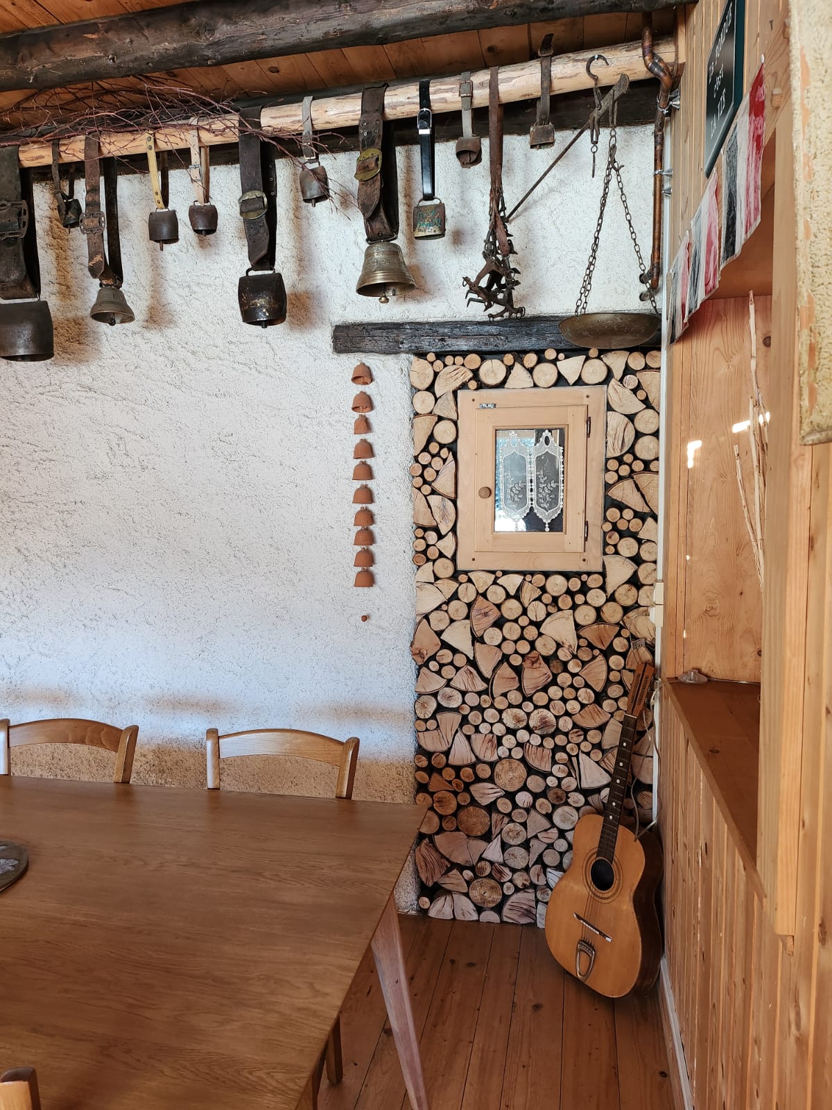 Auberge d'altitude autonome, en pleine nature sur 5000 m2 de terrain. (Parc naturel du Haut Jura).
A 1173 d'altitude idéalement située entre le Doubs et le Jura sur la commune de Châtelblanc, aux portes de la Suisse, sur le tracé de la GTJ (grande traversée du Jura) le GR5, sentiers de pays, pistes de skis de fond, raquettes, VTT et randonnées.

Auberge de caractère comprenant 

rez de chaussée :
une cuisine professionnelle 
Deux réserves
2 salle de restauration 1x30 et 1x10
1 wc adaptée PMR
2 terrasses de 30 personnes 

A l' étage :
3 chambres 
1 wc
1 salle de douche 
1 salon
1 appartement de fonction indépendant 

Dépendances :
1 garage 
Locaux techniques 
Groupe électrogène 20kva automatique 
Wc secs
Bûcher pour 15 stères de bois
Citerne incendie 30000L d'eau enterrée 
Citerne gaz enterrée 

Autonomie :
Énergies renouvelables panneaux photovoltaïques 
Eau de source 
Assainissement écologique 
Chaudière gaz / radiateur 
Chauffage bois/ cheminées et fourneau Jotul

Chambres d'hôtes :
3 chambres dans l'auberge 
3 lodges(chalets) extérieurs autonomes dont un pmr

Accès :
Route goudronnée de 4 km jusqu'à 300 m de l'auberge puis chemin carrossable.
Pour l'hiver en cas de neige, accès en véhicule à chenilles, ski, raquettes ou à pieds ( piste de skis et raquettes tracées devant l'auberge).

Avec notre coeur ❤️ 
Nous souhaitons transmettre "notre paradis"  à des passionnés comme nous, ayant la motivation de poursuivre une belle aventure humaine au plus proche de la nature avec une clientèle de 80 % locale et 20 % touristique.
Actuellement nous proposons de la restauration à midi et le soir du mercredi au dimanche, des privatisations  pour anniversaires, cousinades, mariages...quelques journées à thèmes et des nuitées avec 1/2 pension.
Pour régaler les papilles des gourmands nous travaillons des produits locaux mijotés et des Fondues Suisses.

Nous "passons la main" pour partir en retraite :)
Actuellement nous ouvrons 8 mois par ans avec 2 jours de repos hebdomadaires.
Affaire viable de suite avec une possibilité de progression à développer.