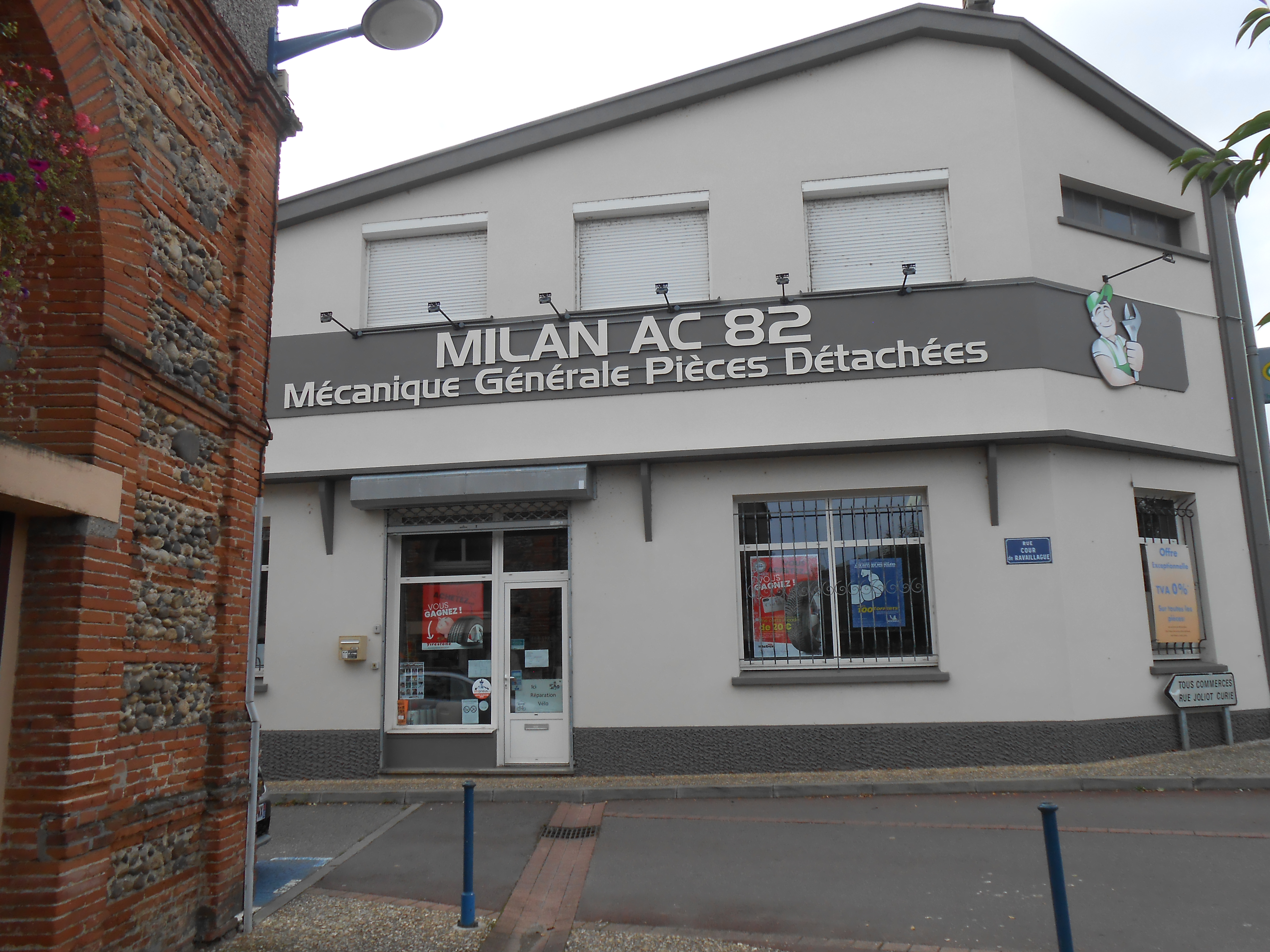 Dans le cadre d'un départ en retraite, je propose à la vente d'un fond de commerce d'un garage de mécanique automobiles. L'entreprise se situe au cœur d'un village du sud du Tarn et Garonne, et à 40kms de Toulouse. Village en pleine expansion. Le local se compose d'un espace de vente, du bureau d'accueil et d'un salon d'attente pour la clientèle. Zone d'atelier avec 3 ponts, vestiaire. le tout sur 330 m2 A l'étage, une zone de stockage de 330m2. Les murs sont loués via un bail 3/6/9 (possibilité d'achat des murs pour 150 000€) 9 places de parking. La société emploi 2 mécaniciens . La secrétaire ne restera pas après la vente (départ en retraite) Ouverture du lundi au vendredi. Congés annuels en Aout. La clientèle se compose à 95% de particuliers Le chiffre d'affaire est de 317 200€ sur le dernier exercice pour un résultat fiscal de 14 366€  
Accompagnement possible lors de la reprise Fort potentiel de développement : 2 roues/motoculture Une belle opportunité pour un professionnel souhaitant sauter le pas.