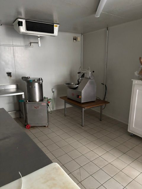 charcuterie traiteur en plein centre ville vente pour départ a la retraite gros potentiel de développement en boucherie et traiteur extérieur . très bon EBE 
magasin 70 mètres carrés laboratoire climatisé de plis de 300 mètres carrés
moteur et porte entrée automatique neuf changés l'année dernière 
Appartement au dessus du magasin a rénover 6 chambres compris dans le loyer 
possibilité d'acheter les murs aussi