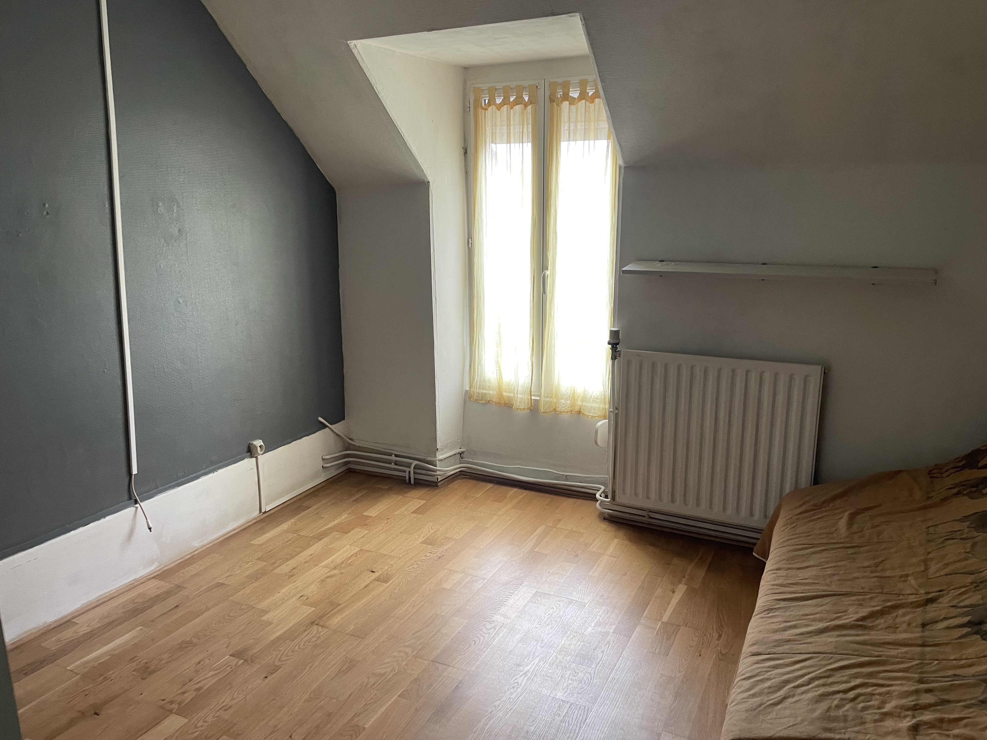 Vends fonds de commerce + mur Bar Tabac FDJ petite restauration + Appartement
Affaire dans le village thermal de St Honoré Les Bains dans la Nièvre, situé sans concurrence directe dans un rayon de 15 kms.
Clientèle locale et saisonnière. Cadre de vie paisible à 50 kms du lac des Settons.

 Le commerce : 97 m2 avec salle de restaurant, salle bar, salle jeux, réserve, cuisine, terrasse situé plein sud  50 places assises. Stationnement facile.
Affaire à développer. Le repreneur pourra proposer et renforcer la diversification.

L'appartement : 98 m2 se situant a l'étage. Salon de 36 m2 - 3 chambres 12,81m2, 11,87 m2, 11 m2. Salle de bain de 8,14 m2,  buanderie. Cuisine