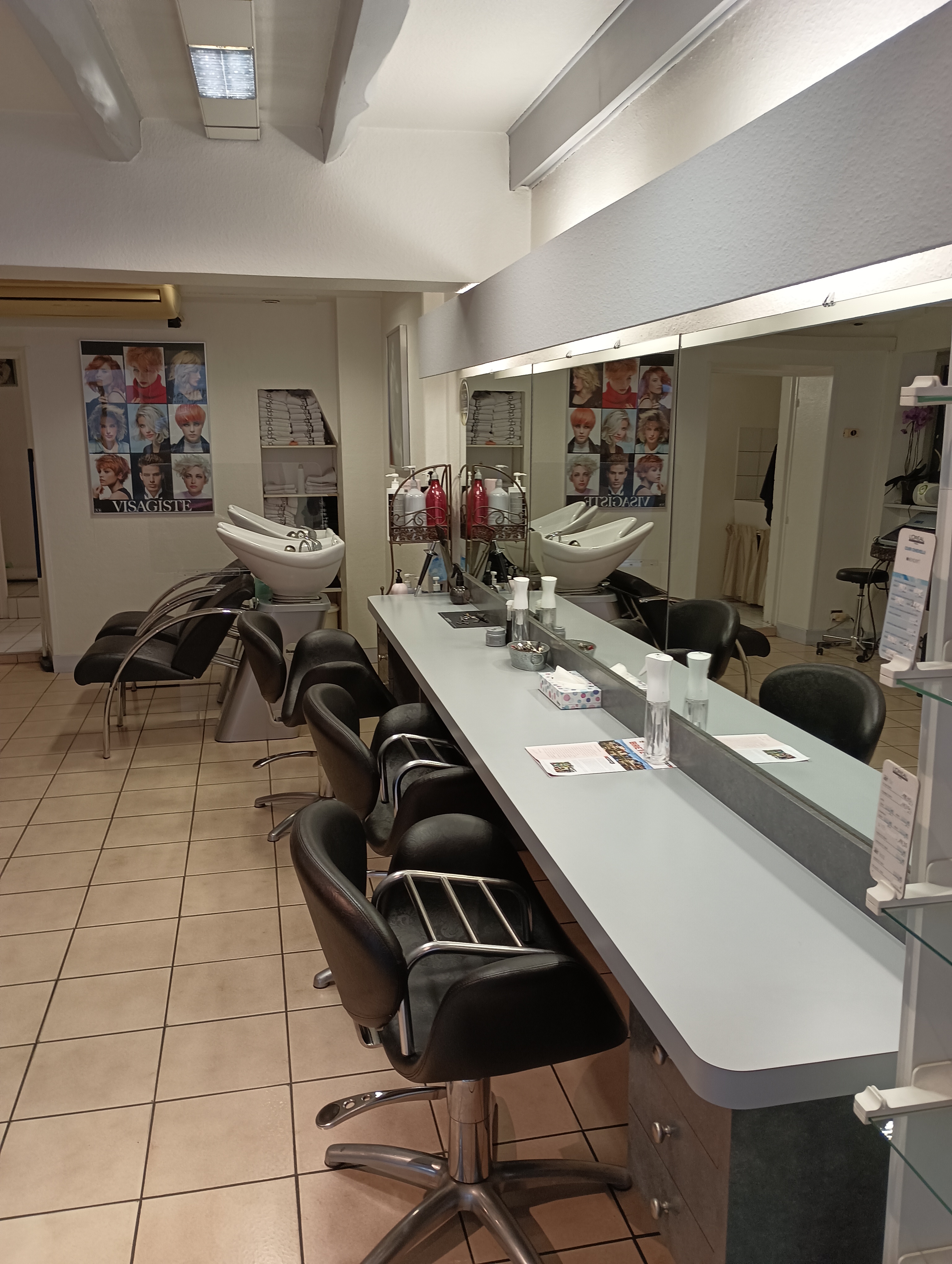 A saisir !

Fonds de commerce -salon de coiffure

Situé en vallée de la Dordogne, territoire touristique et économique d’envergure du nord du Lot en Occitanie. Sur la commune de Bretenoux, pôle économique central du territoire, Commune dynamique avec une zone de chalandise d’environ 11000 habitants (10 min en voiture)

Après 45 années de présence dans le même local (apprentissage, salariée et chef d'entreprise). Voilà le moment de prendre la retraite (je pense avoir tous les trimestres). Je vends mon salon de coiffure mixte situé dans le Lot à Bretenoux 46130. J'ai une salariée depuis 10 ans en CDI à 32 heures /semaine. Bon emplacement entouré de nombreux commerces et face à une future résidence sénioriale de 18 logements. A noter l'entreprise Andros qui se trouve à 2km. 


Autres commerces à proximité : fleuriste, boulangerie, pharmacie, cave à vin, épicerie, librairie papeterie, ... 

Le salon est composé - 3 postes de coiffure - 2 postes de lavage - 2 fauteuils d'attente - un WC - une réserve Tout le mobilier et les meubles ont 10 ans et l'électroménager est récent. Une clientèle régulière et fidèle est installée.
Le salon utilise les produits l'Oréal.

Montant du loyer 447,53€.
Montant demandé 29000€, fourchette de la Cellule d'Évaluation de la Chambre de Métiers et de l'Artisanat concernant le prix de revente : entre 30000€ et 40000€.  

Pour plus de renseignements n'hésitez pas à me contacter par mail ou par téléphone.

Je peux vous joindre par mail un document comprenant : photos, le diagnostic de la CMA, les trois derniers bilans et le contrat bail location.