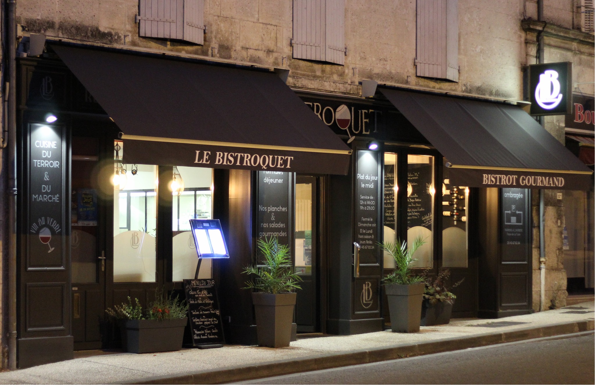 A vendre Murs et Fond Restaurant. Au cœur du village. Sud Charentes. Axe Angoulême/Libourne. Sans concurrence. Agencement neuf. Restaurant 35 places +Terrasse d’été ombragée 50 places. Bar extérieur. Licence IV. C.A.  en progression constante.
Dont 2 appartements : 1 logement de fonction, 2 chambres, cuisine ouverte équipée sur séjour/salon, WC, douche.
1 logement locatif, 3 chambres, cuisine ouverte équipée sur séjour, WC, douche.
Prix : 365 000 €