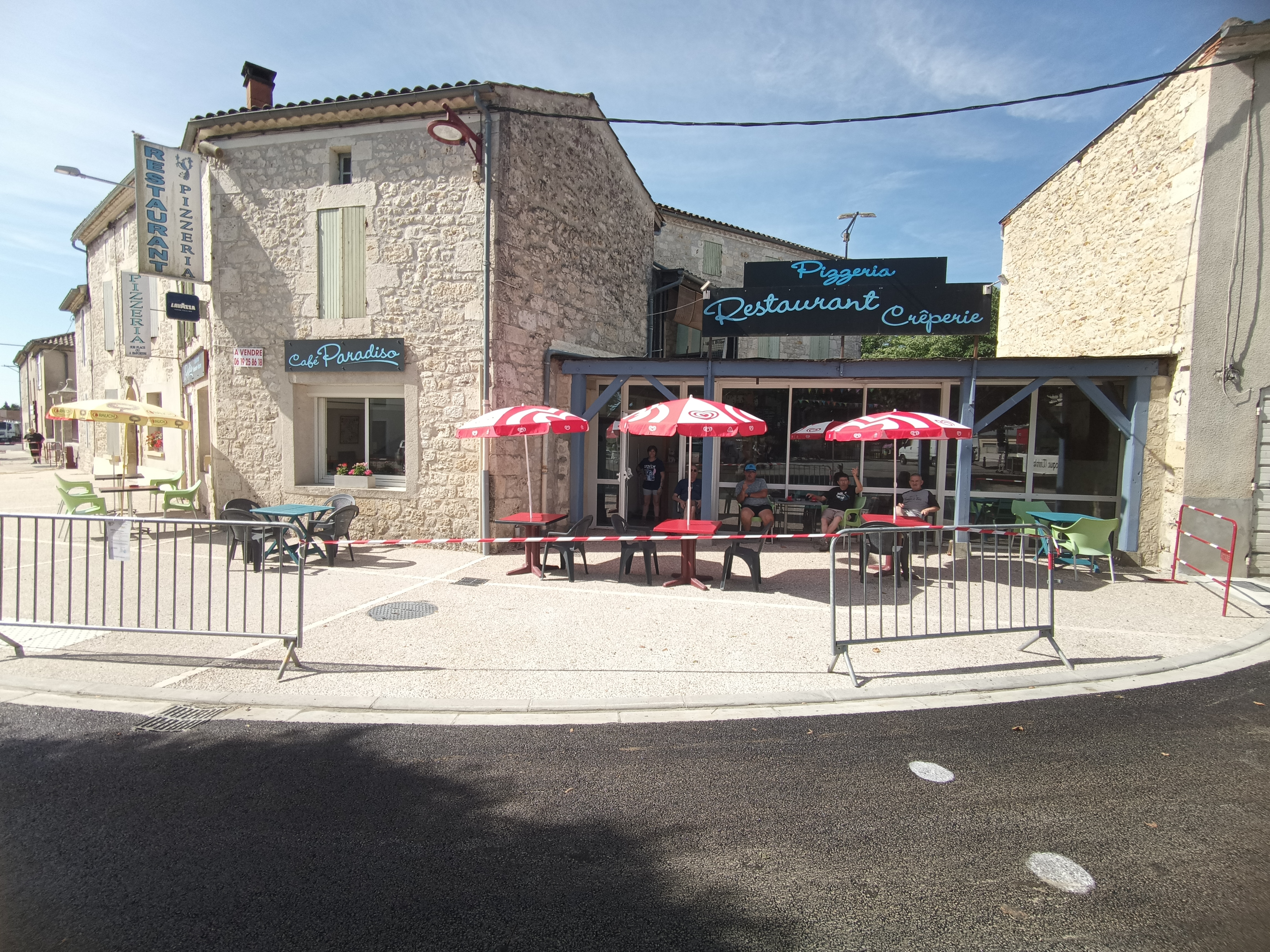 Bar café Restaurant Pizzeria emplacement numéro 1 d'un village de plus de 1800 habitants.a Laroque timbaut qui est à 17 kilomètres de Agen et 17 kilomètres de Villeneuve sur Lot.

Etablissement donnant sur la place principale du village toutes les manifestations principales ce font sur la place.

en vue directe de la départementale principale qui traverse le village mais suffisamment en retrait pour être au calme.

Depuis 10 ans cet établissement n'a pas arrêté d'être rénové ce qui lui a fait plus que doubler son chiffre d'affaire de nombreuses possibilités sont encore envisageable karaoké, concert ,soirée à thème .

le bâtiment dispose de deux appartements, un grand terrain attenant .

L’établissement est référencé dans plusieurs guide donc celui du Grand Villeneuvois qui est dans toutes les offices de tourisme.

le village de Laroque Timbaut est à égale distance :16 km, des 2 plus grandes villes du lot et Garonne (Agen, et Villeneuve sur Lot .)

la superficie totale est de plus de 380 mètres carrés pour le bâtiment , 120 mètres carré de grenier en grande partie aménageable et un terrain privatif de 400 mètres carré .