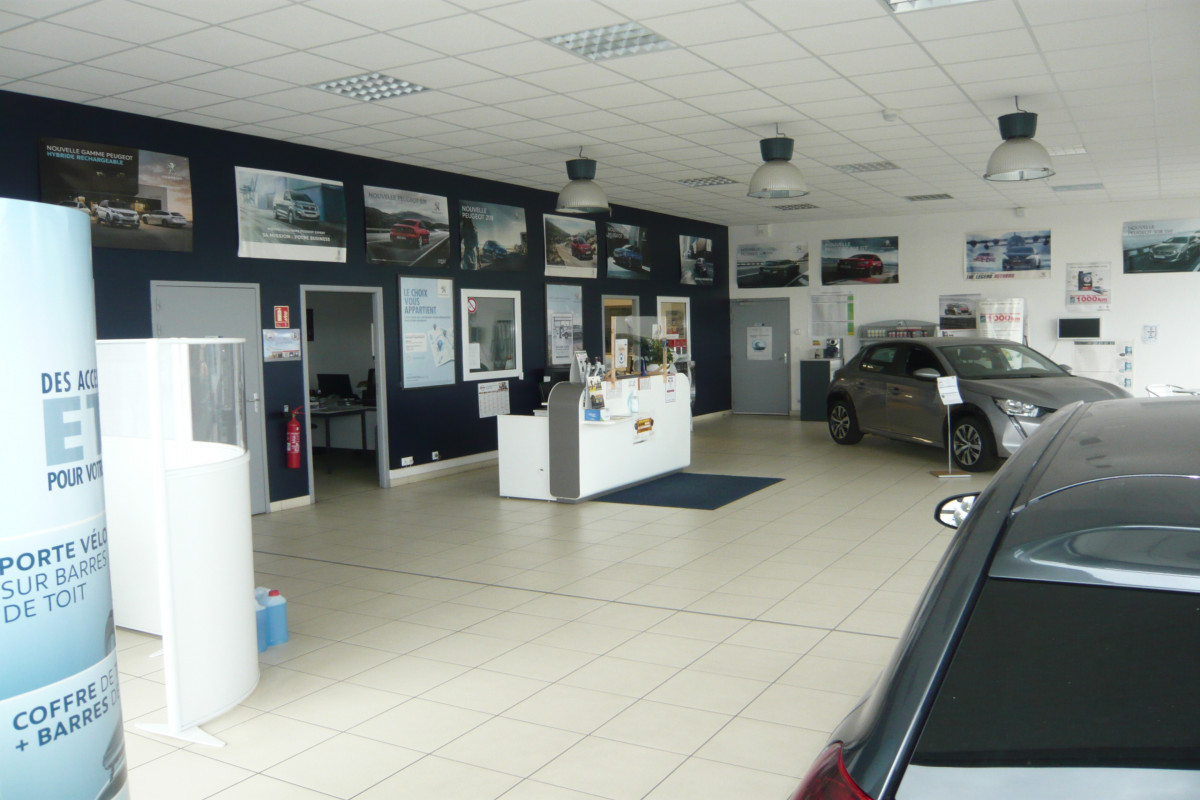 Garage peugeot, carrosserie peinture,situé dans une zone d'activité.
la création du bâtiment de 800 M² est de 2013 sur un terrain clos de 3533 M². Superficie atelier (mécanique et carrosserie)615M², hall d'exposition 155M².
On compte un pont quatre colonnes, deux de deux colonnes, un ciseau, un mobile et tout le matériel nécessaire au bon fonctionnement d'un atelier. Cabine de peinture et labo de préparation