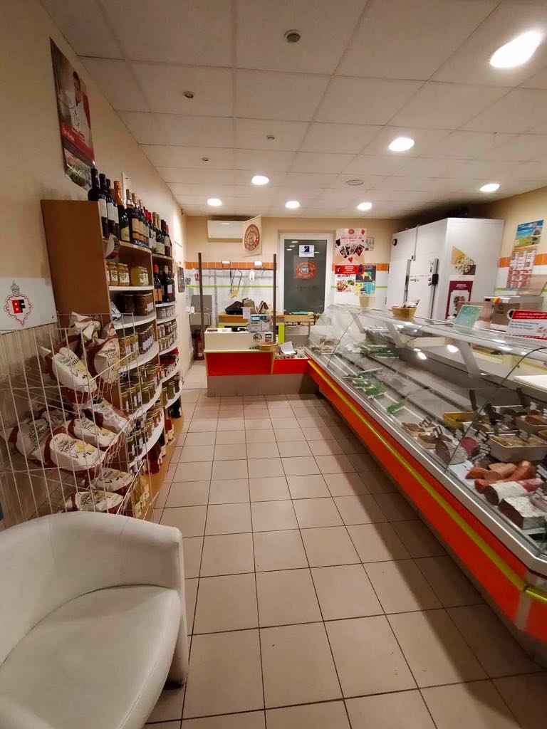 L'heure de la retraite a sonné.
Vends Boucherie charcuterie traiteur a développer, au centre d'un petit village du 41 avec tous les commerces de proximités clientèle fidélisée depuis 20 ans.
Appartement F3 bon état.
Prix de vente fonds 100 000 prix justifié.
Possibilité d'aide a l'acquisition par la Mairie.