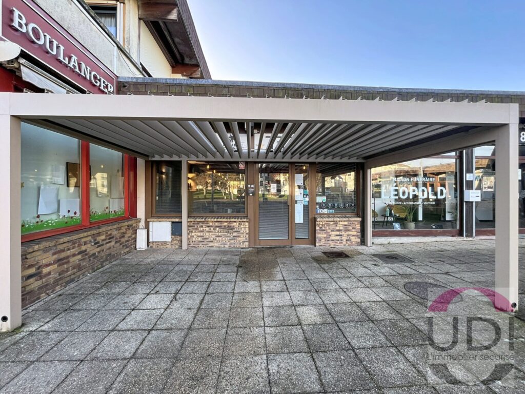 RESTAURANT À VENDRE (91 – Champcueil)

📍 Situé sur la commune de Champcueil, ce restaurant clé en main est une véritable opportunité pour se lancer ou développer son activité !



✅ Surface totale : 112 m²

 • Salle de 52 m² avec espace bar

 • Cuisine de 36 m² en parfait état

 • Espace de production

 • Remise + remise extérieure

 • WC



Prix du fonds : 139000€

📊 Chiffre d’affaires moyen (3 dernières années) : 340000€



🍔 Activité actuelle : restaurant type burger (Licence 3)

➡️ Possibilité d’adapter à un autre concept selon votre projet



💼 Atout majeur : établissement prêt à travailler, aucun gros travaux à prévoir



🏢 + Possibilité d’acquérir les murs en supplément (investissement idéal)



📈 Idéal pour entrepreneur, couple ou investisseur souhaitant une affaire rentable