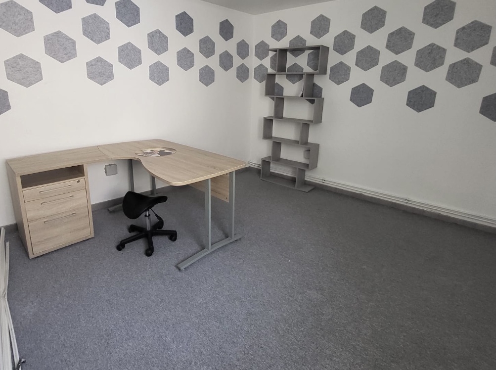 À VENDRE – LOCAL COMMERCIAL DE
77 m2 À MOUY (60250)
129 000€ net vendeur. 
Frais notarial à la charge de l’acquéreur. 
Idéalement situé en plein cœur de Mouy, ce local commercial de 77 m² bénéficie d’un emplacement stratégique sur une rue passante, offrant une forte visibilité et un accès facile à pied, en bus ou en voiture.
📍 Emplacement
En centre-ville, à proximité immédiate des commerces
Gare de Mouy à seulement 10 minutes à pied
Parkings publics à proximité
🏢 Description du bien
Entrée par SAS
Grande pièce principale de 55 m² lumineuse et modulable
Bureau / pièce technique de 12 m²
Remise de 6 m²
WC 4 m²
✅ Les atouts du local
En excellent état, prêt à l’emploi
Volet métallique électrique
Accès PMR (personnes à mobilité réduite)
Climatisation. 
Conforme ERP type N – 5ᵉ catégorie
Sortie de secours. 
Bail tous commerces.