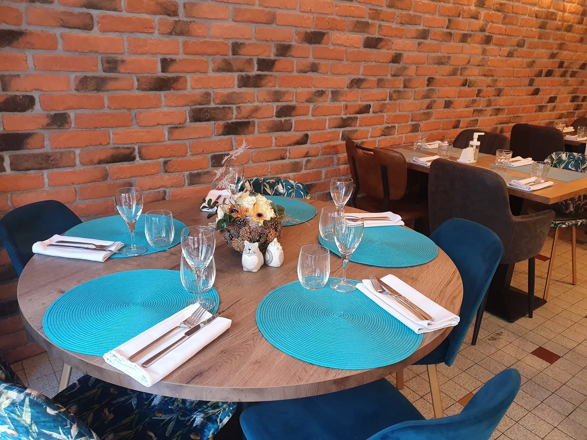 Restaurant 80 m² Brioude

Belle opportunité pour professionnel de la restauration.
 Situé à proximité immédiate du centre-ville de Brioude, cet établissement bénéficie d'un emplacement stratégique avec bonne visibilité et facilité de stationnement à proximité.
 Le restaurant offre une capacité d'accueil confortable avec 34 places en salle et 34 places en terrasse, dans un cadre chaleureux et soigneusement agencé. L'ensemble a fait l'objet d'une rénovation complète en 2022, aussi bien au niveau de la salle que de la cuisine, permettant de disposer d'un outil de travail moderne, fonctionnel et immédiatement opérationnel.
 Cuisine professionnelle entièrement équipée avec matériel récent et entretenu, aucun investissement immédiat à prévoir.
 L'établissement bénéficie d'une excellente réputation locale ainsi que d'une clientèle fidèle développée au fil des années. Exploitation offrant une belle qualité de vie avec 2,5 jours de fermeture hebdomadaire et 7 semaines de congés annuels.
 Affaire saine et rentable, idéale pour un couple ou des professionnels souhaitant reprendre un établissement reconnu avec un fort potentiel de développement.