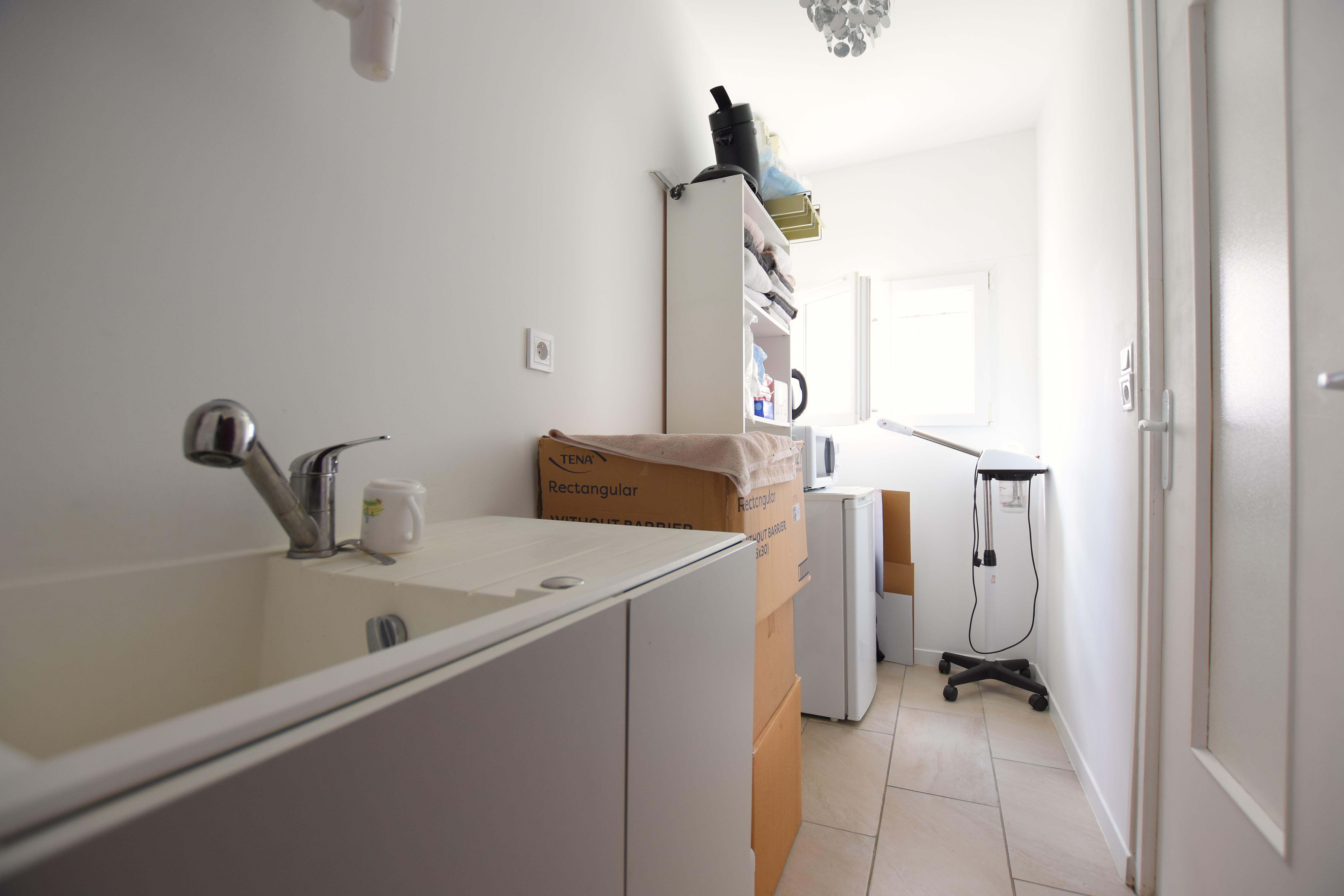 David et Kim de BLB Immobilier ont le plaisir de vous présenter ce fonds de commerce / local professionnel idéalement situé en plein cœur du centre-ville du Perray-en-Yvelines, à proximité immédiate des commerces, de la gare et du stationnement public.

Ce local de 38 m² se compose d’une entrée accueil lumineuse de 15,51 m², parfaite pour recevoir vos clients dans un cadre professionnel et accueillant.
2 pièces indépendantes (6,68 m² et 6,87 m²), actuellement utilisées pour des soins, et qui peuvent être réaménagées selon vos besoins : esthétique, bien-être, paramédical, libéral ou bureau.
Un coin cuisine fonctionnel et une salle d’eau avec WC complètent ce bien.

Le local bénéficie également de deux belles vitrines offrant une excellente visibilité :

1ère vitrine : 3,15 m²

2ème vitrine : 3,14 m²

Le tout dans un état irréprochable, avec des travaux récents, une climatisation réversible, et une ambiance moderne, propre et apaisante.

Bail 3/6/9 Loyer : 600 €/mois charges comprises

Les + du bien :

Emplacement premium en plein centre-ville du Perray-en-Yvelines

Deux vitrines offrant une visibilité maximale (plus de 6 m² linéaires)

Travaux récents aucun frais à prévoir

Climatisation réversible

Local sain, lumineux et prêt à l’emploi

Idéal pour toute activité professionnelle, libérale ou commerciale

Une opportunité rare sur le secteur du Perray-en-Yvelines — idéale pour développer votre activité dans un environnement dynamique, à fort passage et recherché.

Contactez dès maintenant votre duo Essartois : David & Kim BLB Immobilier
Disponibles 7J/7 au 06.74.63.97.71 / 06.76.08.50.55 • david@blbimmo.fr • kim@blbimmo.fr

Informations sur les risques (ERP) : www.georisques.gouv.fr
Annonce rédigée sous la responsabilité de Mme LE CORRE Kim, RSAC Versailles n° 795 069 665.