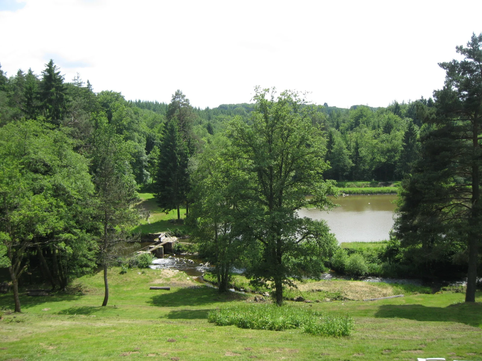 BAR – HOTEL*** – RESTAURANT SALON DE THE CHOCOLAT
Vente des murs : 490 000 € - Vente du fonds : 200 000 € 

Gros potentiel ! Premier hôtel du bord du lac (année 1880 environ).  Parc privatif de 2 ha boisé, étang, puit, rivière et proximité immédiate du site classé du barrage et du lac

Les Grillons du Morvan sont situés en bordure de la D193, axe fréquenté qui dessert la rive droite (route rive Reine du lac) du lac des Settons (300 000 visiteurs / an estimés), à moins de 5 mn du village de Montsauche-Les Settons (541 habitants) qui dispose d’une offre commerciale et artisanale de première nécessité (boulangerie, épicerie, coiffeur, station-service 7/7, pharmacie, école, collège, banque). 

L’établissement est au cœur du territoire des Grands Lacs du Morvan, destination touristique du Parc du Morvan, à moins de 3H des régions parisienne et lyonnaise. Il est situé en aval du barrage du lac des Settons sites classés qui attirent une fréquentation importante, à proximité immédiate du chemin de ronde.

Bar, restaurant, hôtel***, salon de thé & chocolat. 
Accueil équestre : 3 paddocks, sellerie. Parking privatif de 725 m² (30/35 voitures).

Ouverture de mars à mi-novembre. Etablissement hôtel classé 3* Changement de catégorie en 2015 : très petit établissement. A titre indicatif : cuisine 2 pers (chef + aide cuisine), salle 2 pers, chambres 2 pers + saisonniers. Pas de salarié en hors saison. 

Hôtel : 14 chambres (30 couchages) avec douche (dont 1 bain balnéo), wc, lavabo. Une chambre accessible aux personnes à mobilité réduite. 
Restaurant : Salle de restaurant, dont une véranda (30) avec vue sur le parc, capacité totale de 50 couverts. Salle Salon de thé-bar avec cheminée (12 personnes)
Cuisine et plonge professionnelle en très bon état. 1 chambre froide (2 ans), 1 plan de travail froid négatif, four à air pulsé avec humidité.
Lingerie et laverie avec 2 machines à laver et 2 sèches linge. 4 caves sous toute la surface du bâtiment.
Appartement privé : au 1er étage (3 chambres dont 1 pour adulte avec SDB et 2 chambres enfants, 1 SDB, coin repas avec cuisinette), garage 90 m².
Bureau : 2 pièces.
Chaudière fioul, chauffage central + eau chaude (500 l), cheminée double foyers et poêle à bois. Isolation thermique (double vitrage)

Locaux fonctionnels de suite. Depuis la reprise, le gérant a investi dans son outil de travail (portes coupe feu, désemfumage, alarme incendie, chambres…) à hauteur de 300 000 € pour répondre aux normes en vigueur et aux exigences de la clientèle. Matériel récent et entretenu.

Clientèle FR à 80%, clientèle NL et B : 12%, autre : 8%. Accueil de clubs voiture, moto, cavaliers. Seul hôtel du lac des Settons.