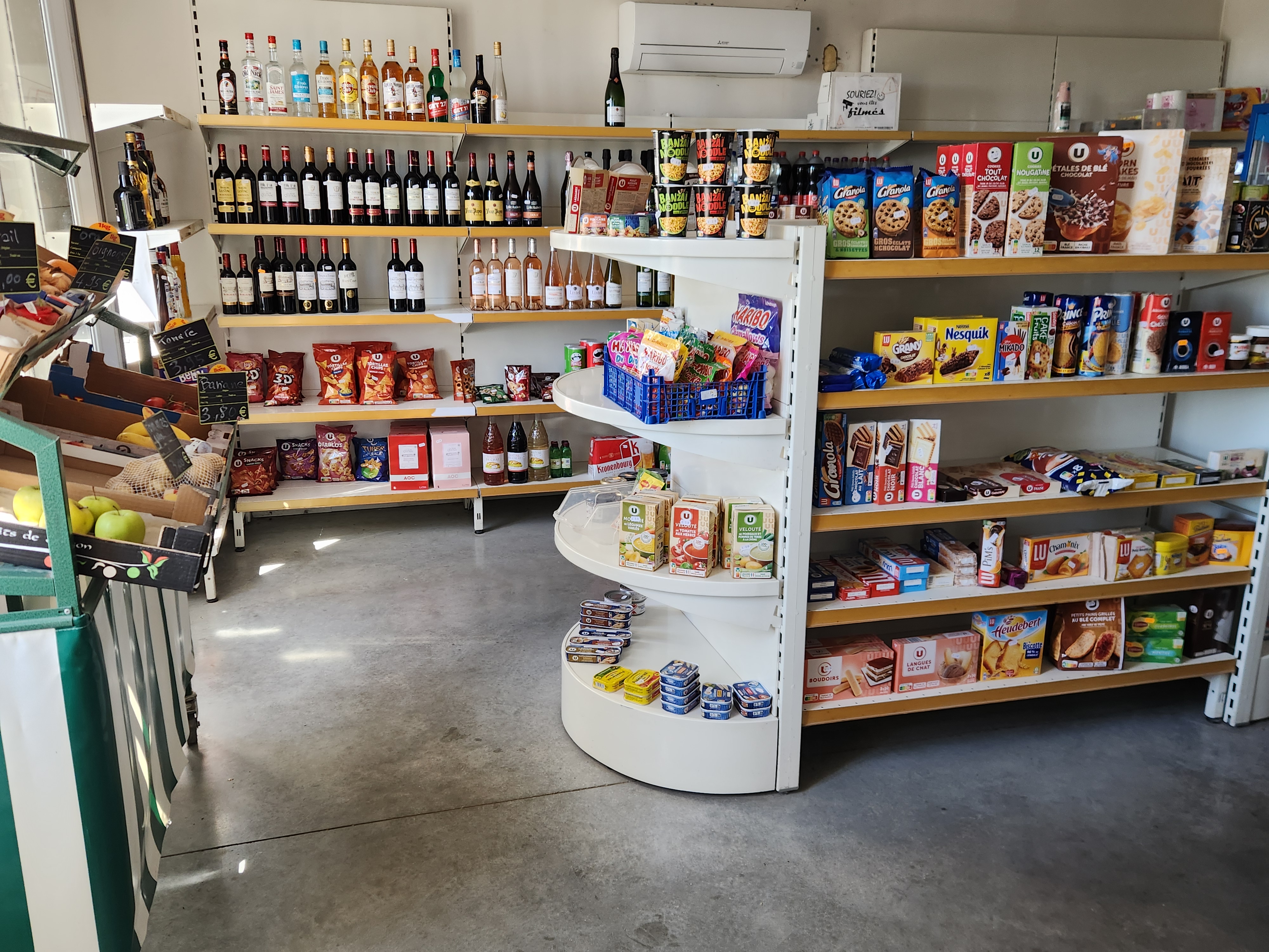 Av fonds de commerce bar restaurant épicerie FDJ cause départ retraite 17 ans activité dans petit village 1600 habitants , bordure départementale , grand parking, idéal pour couple . Bar restaurant licence 4 , intérieur 26 places , terrasse couverte , jusqu’à 30/35 places . petite épicerie de dépannage .

 Point de vente FDJ 

Cuisine équipée pour pizzas ( presse et four ) et matériel pour restauration classique. Pas de contrat bière . Petit loyer , bâtiment communal.

 Importante possibilité de développement, (actuellement, pas de bar/restauration le soir, fermé 20h00)