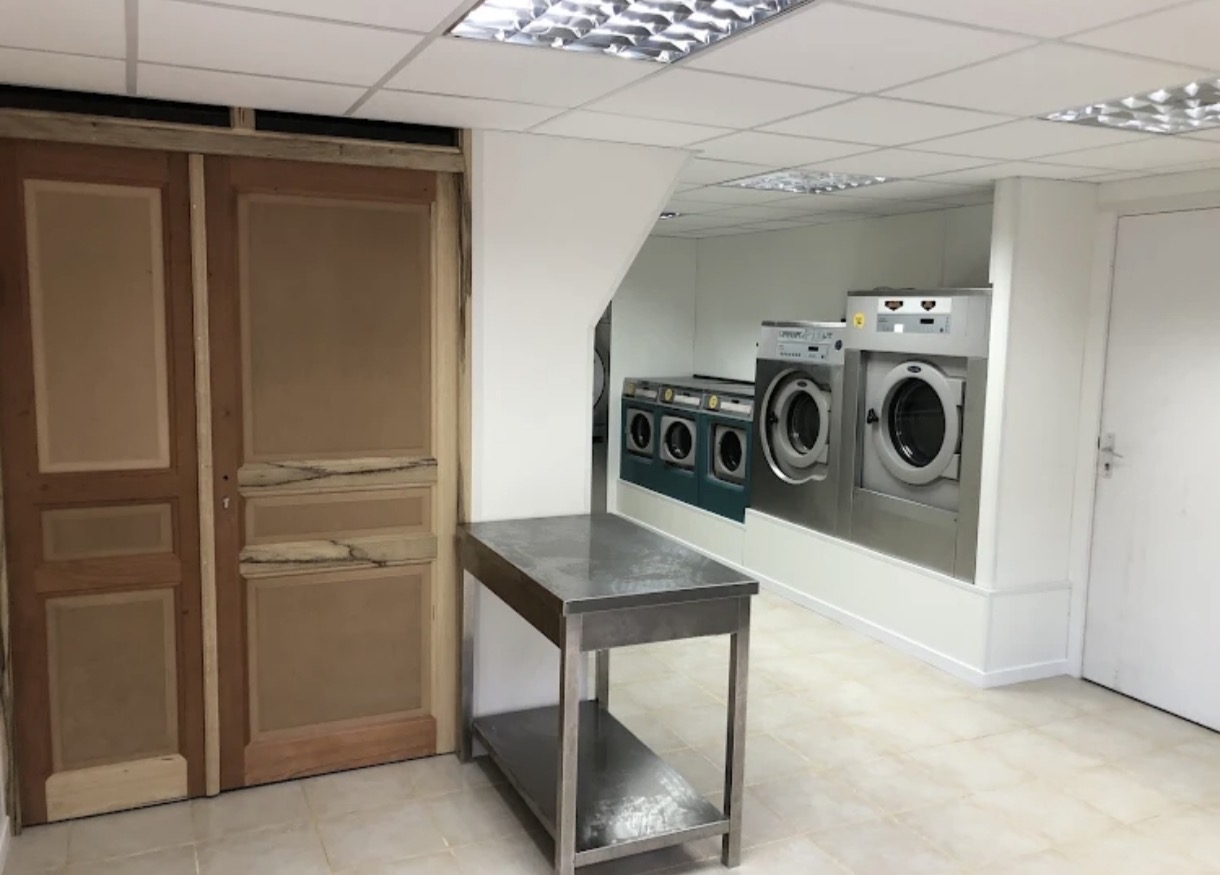 ROQUEBILLIÈRE (06) – CESSION D’UNE LAVERIE AUTOMATIQUE ÉQUIPÉE AVEC LOCAL COMMERCIAL À LOUER

Au cœur de Roquebillière, dans la vallée de la Vésubie, opportunité de reprise d’une activité de laverie automatique avec un local commercial de 120 m².

Une opportunité pour un professionnel souhaitant reprendre une laverie équipée et développer une activité de services dans la vallée de la Vésubie.

1. Laverie automatique à vendre

Cession de l’activité de laverie avec ses équipements, comprenant :

* 2 petites machines à laver
* 2 grandes machines à laver
* 2 sèche-linge
* 1 caisse automatique
* 1 système de vidéosurveillance par caméras

2. Local commercial de 120 m² à louer

Le local comprend :

* 1 table à repasser
* 1 petite calandre
* Un espace studio de 15 m² à l’étage 

Le local de 120 m2 ne comprend pas de machines à laver, seuleument le local de la laverie. Les 2 locaux ne sont pas dissociables au bail de location. 
Il peut permettre d’envisager une activité complémentaire, notamment de pressing, couture ou tout autre activité sous réserve de compatibilité avec le bail.


Prix de cession 45000€
Faible Loyer 
Charges à communiquer 

Pour tout renseignement complémentaire, merci de me contacter.