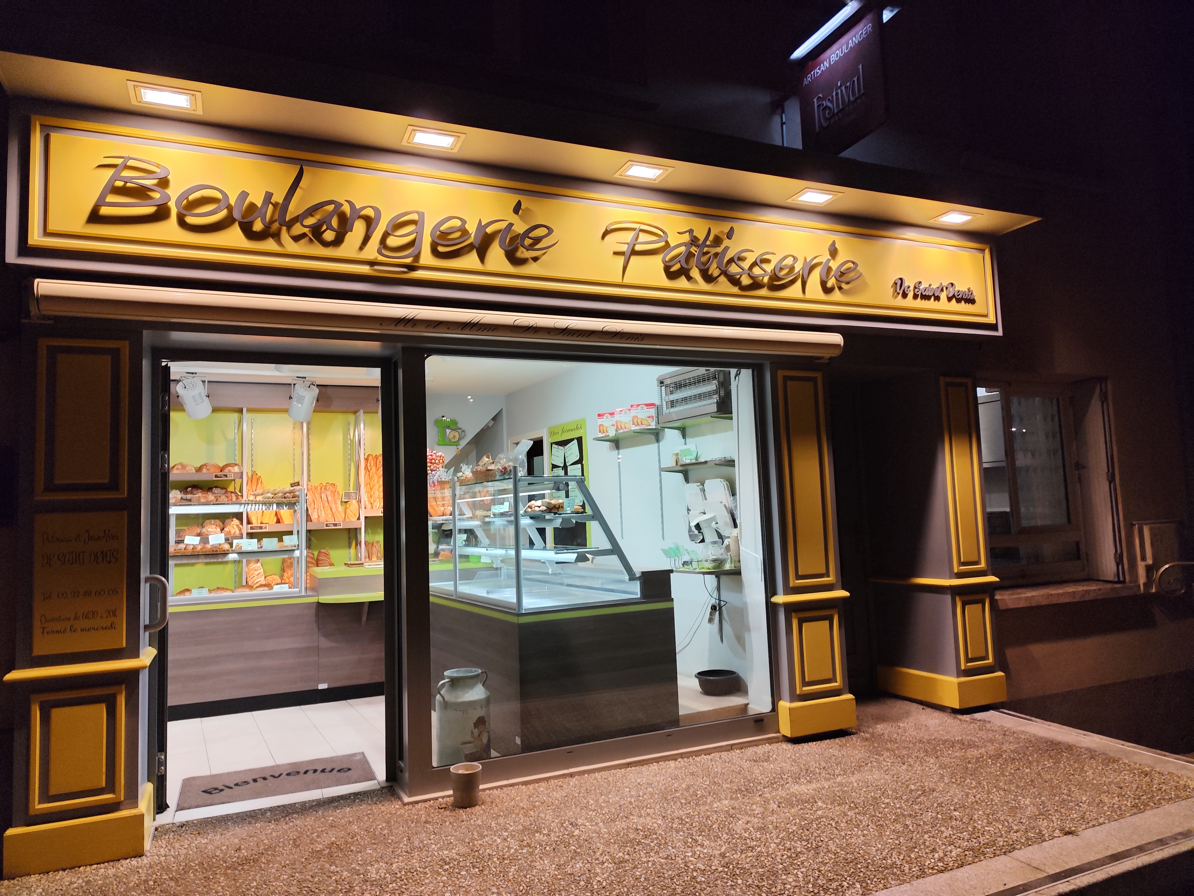 Vend boulangerie avec un beau potentiel.
Boulangerie située dans un bourg agréable de 2100 habitants.Avec tout commerces, pharmacie, médecin, supérette, 2 grosses entreprises etc.
Fermé deux jours par semaine( mercredis et jeudis) et le dimanche après-midi 
Boulangerie avec un chiffre d'affaires compris entre 250000 et 350000.Chirffre exacte sur demande. Qui cherche que a ce développer.
Vend pour cause de départ en retraite 90000 euros négociable 
Matériel en bonne état ainsi que la boutique.
Logement attenant en location 4 chambres, cuisine Salle,jardin.(846 euros/mois de loyer).
Contrat par téléphone ou mail.