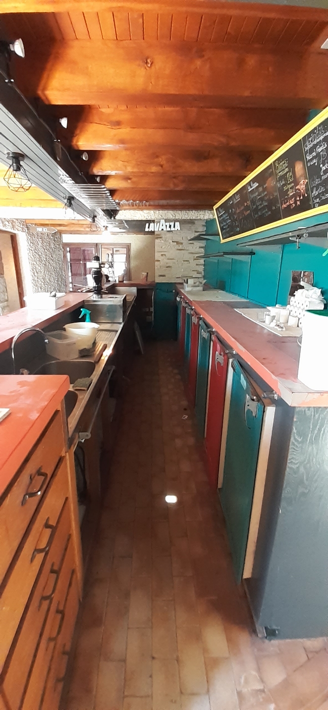 À louer, charmante auberge située sur un axe passant d’Ambert, disposant d’un grand parking et d’une jolie terrasse !

Terre de forêt et d’activités de pleine nature, le territoire de la Communauté de communes Ambert Livradois Forez offre un accueil de qualité et un cadre de vie très agréable. Le territoire est structuré autour de la ville d’Ambert (7 000 habitants), de communes dites de centre-bourgs et de communes plus rurales. Il offre un accueil de qualité et un cadre de vie très agréable, disposant d’établissements scolaires, de services petite enfance, de professionnels de santé et de nombreuses activités de pleine nature.


Située sur un axe stratégique (RD 906) et dans une zone d’activités et de commerces en développement, il vous est proposé de reprendre en location gérance La Jasserie, une auberge pleine de potentiel. Elle est située face à la piscine et au camping, à côté d’une salle de sport et à proximité des commerces et industries. Elle est également facilement accessible pour les routiers et disposer d’un grand parking pour les accueillir.


L’auberge se compose de plusieurs espaces aménagés et fonctionnels :
     - Au rez-de-chaussée, 2 salles de restaurant et un bar, de sanitaires et d’un espace cuisine
     - Un espace restauration en mezzanine
     - Une terrasse extérieure
     - Un très grand parking facile d’accès le long de la RD 906

Cette auberge, connue sur le secteur, possède une réelle capacité de développement du fait de sa situation (routiers, menus ouvriers, repas à thème le week-end).

Loyer : 960 €/mois

Le début de l’activité est envisagé dès que possible.

Les candidatures devront comporter :
     - Un CV du/des repreneur(s) indiquant vos diplômes et votre/vos expériences
     - Une lettre d’intention précisant vos motivations, vos perspectives pour développer l’activité
      - Votre apport personnel pour disposer d’une trésorerie de départ
     - Tout autre élément qui vous paraitrait judicieux pour valoriser votre candidature

En zone de revitalisation rurale (ZRR), toute reprise de commerce bénéficie d’une exonération fiscale totale durant 5 ans, puis dégressive dans les années suivantes. Il est possible d’être accompagné techniquement et/ou financièrement par le Réseau Initiative, France Active, le Parc Livradois-Forez, la CMA, la CCI ou la BGE. Il existe également une aide destinée aux petites entreprises du commerce, à l’artisanat et aux services avec points de vente, en co-financement entre la Communauté de communes Ambert-Livradois-Forez et la Région Auvergne-Rhône-Alpes