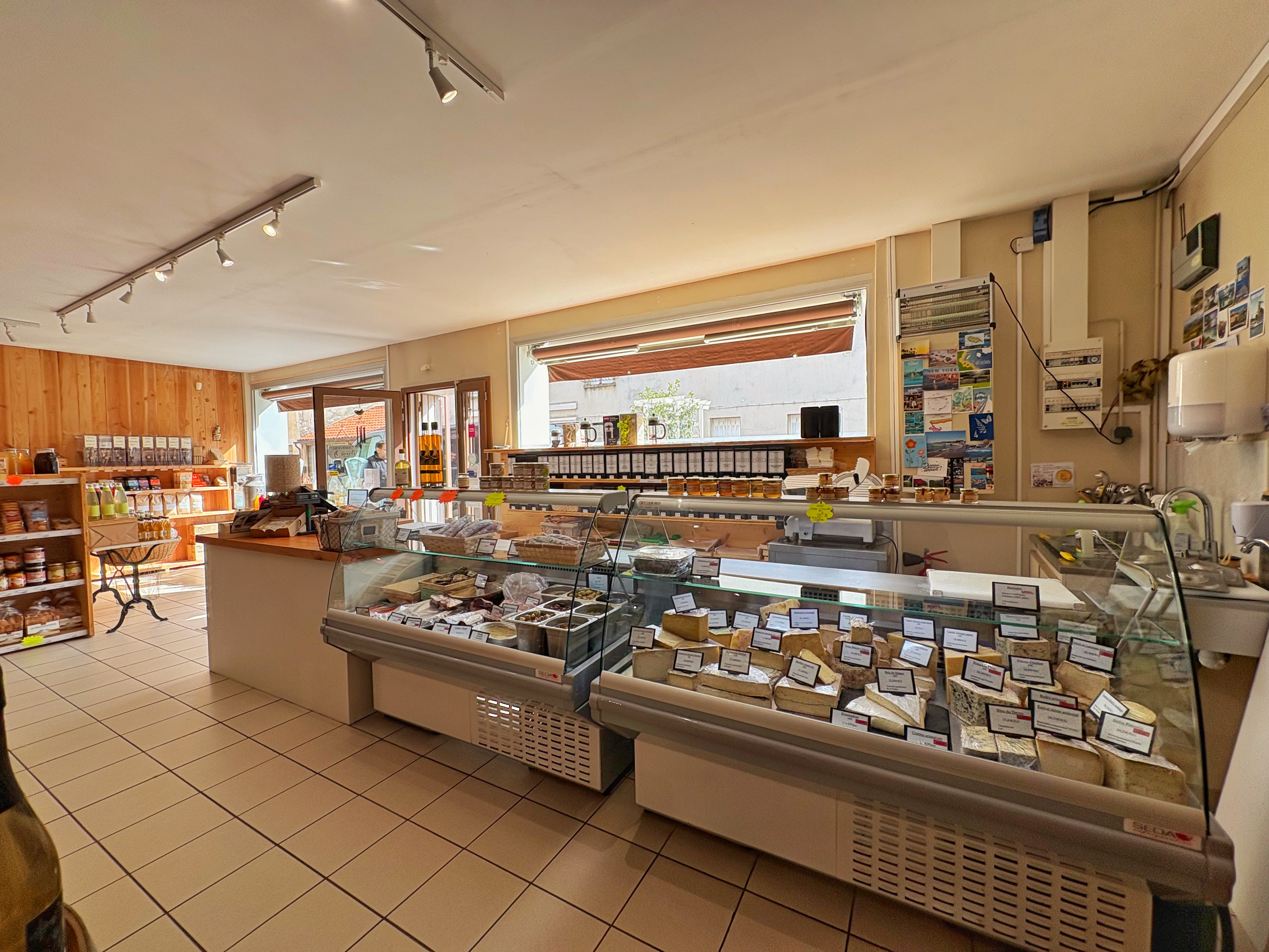 A vendre fond de commerce d'une épicerie.
Epicerie indépendante située dans un village touristique en ZRR sur l'axe Cahors-Villeneuve.
Nous avons mis l'accent sur la vente de produits locaux de qualité très appréciés par notre clientèle (fruits, légumes, crèmerie, charcuterie, viande, vins, bières, café, thé, divers produits d'épicerie fine, vrac alimentaire, vrac ménager). Nous travaillons en circuit court avec de nombreux producteurs locaux.
Le lieu est convivial, agréable à vivre. La clientèle est essentiellement locale, fidèle, elle est aussi touristique.
Surface de magasin : 100m², surface de la réserve : 50m², surface de la cave : 100m² , chambre froide : 15m², un labo de 7m².  Trois vitrines réfrigérées, un congélateur. L'épicerie est bien entretenue et le matériel est en très bon état.

Ce fond est vendu clés en main. Un accompagnement à la reprise est possible selon vos besoins.