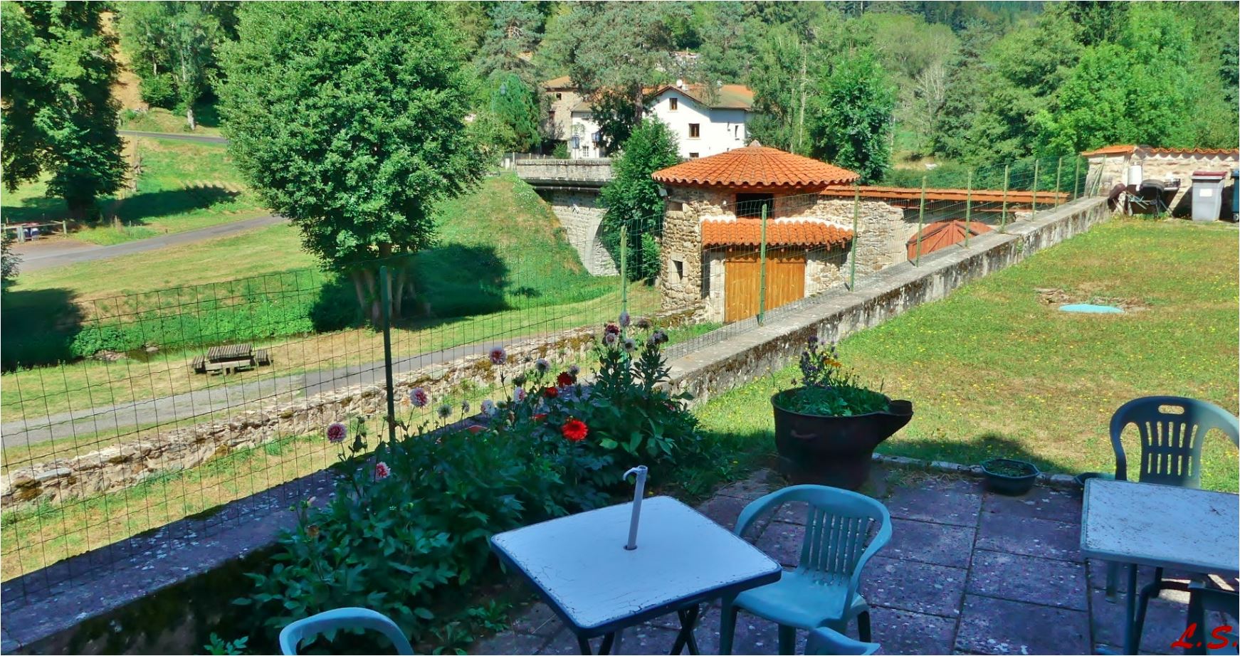 La commune de Saint Vert (109 habitants - 710 m d’altitude) est à la recherche d’un exploitant pour début d’année 2026 pour son bar restaurant situé au cœur du village.
L’établissement est situé en Auvergne, en Haute-Loire, à 30 mn de l’A75, à 20 mn de la Chaise Dieu, à 25 mn de Brioude et offre du potentiel pour un couple désireux de développer une affaire en milieu rural. Le lieu est fréquenté (exploitants forestiers, BTP, randonneurs, motos…). Un tissu riche de PME industrie, artisanat, commerces et services est présent sur l’ensemble du territoire. 
L’affaire est dotée d’une licence IV. Le restaurant de 40 couverts dispose de 2 terrasses (40m² chacune), et propose une cuisine familiale à une clientèle locale et touristique en saison estivale. Possibilité de proposer des soirées à thèmes, des banquets, des repas ouvriers et des repas à emporter. 
L’établissement est aux normes hygiène, sécurité, PMR. La salle du restaurant est spacieuse, rénovée. La cuisine est équipée (lave-vaisselle, frigo, four pro, grill, friteuse, chambre froide….).
Exploitation en couple possible, mais un revenu complémentaire pour le ou la conjoint(e) serait souhaitable. 
Possibilité de donner à l’exploitant la gestion du gite rural communal dont la mairie est propriétaire. Capacité de 10 couchages, la gestion de la location est assurée par gîte de France. Il peut être envisagé d’associer la location du gîte (accueil, entretien) avec le fonctionnement du bar-restaurant. 
Un logement type F4 est attenant à l’affaire. 
Conditions de reprise :
Location : Commerce 252 € TTC mensuel - Logement : 350 € mensuel
Caution à verser à l’entrée dans les lieux : 1 525 €
Les candidatures seront examinées par la mairie sous condition de présentation d’un CV individuel et d’une lettre descriptive du projet.
Contact mairie de Saint-Vert : Tél : 04 71 76 32 63 ou 06 82 46 23 90 - mail : mairie.saintvert@orange.fr
Contact Chambre de commerce et d’Industrie de Haute-Loire : tél : 04 71 50 88 01 ou 06 43 92 96 16 - mail : n.bardakoff@hauteloire.cci.fr