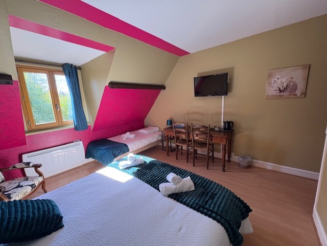 Une belle opportunité pour un entrepreneur, un investisseur ou un porteur de projet souhaitant redonner vie à un établissement de caractère.

Je propose à la vente les murs d'un ancien hôtel-restaurant, idéalement situé au cœur de la Sologne.

Le bien comprend notamment :

Environ 595 m² de surface.
10 chambres d'hôtel.
Un appartement indépendant.
Une salle de restaurant.
Une cuisine professionnelle.
Un bar.
Plusieurs espaces de stockage et dépendances.
Parking et terrain.

Il s'agit uniquement de la vente des murs. Le fonds de commerce n'est pas inclus et le bien est libre de toute exploitation, permettant au futur acquéreur de développer le projet de son choix.

Du matériel professionnel est disponible sur place et peut être vendu séparément, selon les besoins de l'acquéreur. À défaut, il sera retiré et vendu indépendamment de la transaction.

La Licence IV est également disponible à la vente, de manière distincte.

Ce bien peut convenir à de nombreux projets : hôtel, restaurant, chambres d'hôtes, résidence de tourisme, espace de réception, activité de services ou tout autre projet compatible avec les lieux.

La commercialisation est exclusivement assurée par une agence immobilière. Je ne gère ni les visites ni les négociations.

Le prix est ferme et non négociable. Merci de ne contacter l'agence que si ce budget correspond à votre projet.

Pour tout renseignement complémentaire ou organiser une visite, merci de prendre directement contact avec l'agence en charge de la vente, le numéro de téléphone sur l'annonce est au conseiller.