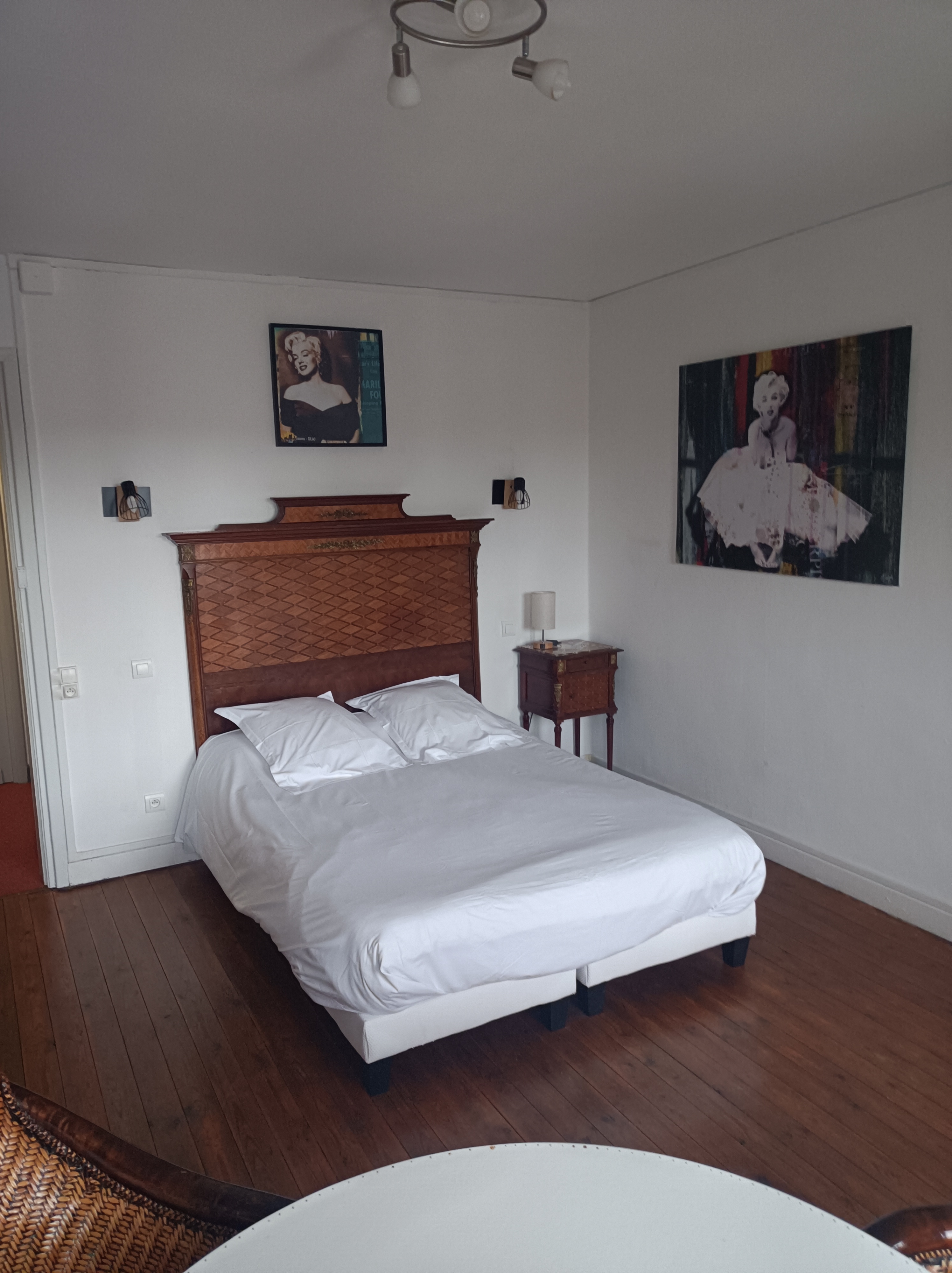 A SAISIR
FONDS DE COMMERCE HOTEL-RESTAURANT avec licence IV situé dans un emplacement stratégique au coeur de Cassel, élu village préféré des français, cet établissement hôtel-restaurant bénéficie d'une excellente visibilité et d'une clientèle fidèle, composé à la fois de touristes et de professionnels
Cet hôtel sur trois étages est composé de six chambres rénovées, entièrement équipées et bien entretenues
Le restaurant a une capacité de 36 couverts, avec possibilité d'une terrasse extérieure en accord avec la mairie.
Au dernier étage, vous trouverez un grand appartement d'environ 80m².
Équipements : chauffage central au fuel, cumulus 300l, réserve, chambre froide,
Le loyer mensuel est d'environ 2500 euros.