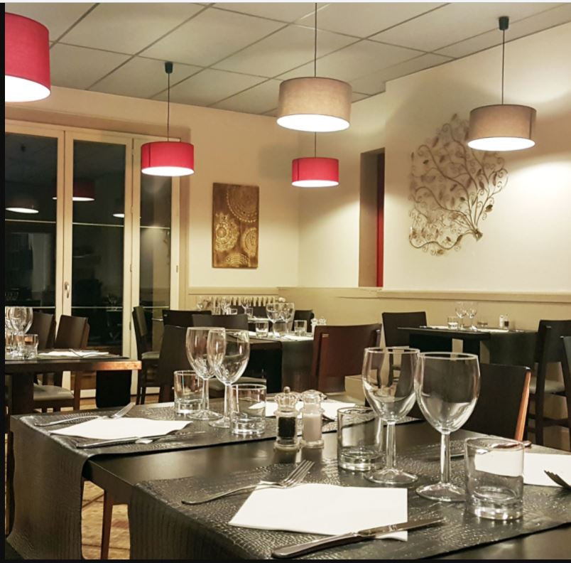 A 40mn de Toulouse , suite à un changement de vie e vends mon fonds de commerce de restaurant pizzeria....
vous etes travailleur, motivé et passionné, issu de la restauration ou pas ,vous souhaitez évoluer et devenir à votre tour chef d'entreprise ce restaurant est fait pour vous !!

Implanté depuis plus de 10 ans au centre d'un village de plus de 3000 habitants , au bord d'une avenue trés passante , axe principal entre la Haute-Garonne et l'Ariège , avec des parkings tout autour , ce restaurant traditionnel et familial de 225 m² , composé de 3 salles dont une avec cheminée fonctionnelle , vous permet de réaliser 50 à 60 couverts en interieur .

L'activité se poursuit sur un grand jardin exotique clos de 850 m² avec terrasse en bois, palmiers, oliviers, bananiers, paillottes et bar en bois, entièrement éclairé et disposant d'un arrosage intégré et fontaine d'ambiance, pouvant accueillir plus de 60 couverts .

Clientèle d'habituée et/ou de passage , la vente à en emporter et les pizzas permettent aussi de diversifier l'activité principale.
La Licence III fait partie du restaurant.

Entièrement équipé en mobilier, vaisselles, verres et batterie de cuisine, la partie production se compose d'une grande cuisine avec four à pizza , piano, laminoir, congélateurs etc. d'une salle de plonge , d'une salle de prépa pour les desserts , d'une cuisine d'été avec barbecue , d'un laboratoire de préparation avec cellule de refroidissement, pétrin, laminoir, éplucheuse de pomme de terre etc , d'un local de stockage avec chambre froide , d'une cave à vin , d'un local à poubelles , d'un garage en sous sol de 100m², d'une pièce pour le personnel et de plusieurs dépendances permettant différents stockages , cuve de gaz enterré, accés et toilettes pour personnes à mobilité réduite.

Idéal pour un couple avec enfants , le logement de 200m² au dessus se compose d'une suite parentale avec dressing et salle de bain privé, d'une chambre avec salle de bain et de 3 autres chambres avec salle d'eau commune .

Le séjour avec cuisine équipé se trouve au rez de chaussée avec une entrée indépendante du restaurant , permettant d'etre sur place tout en préservant une certaine intimité.
Possibilité de développer également une activité de chambre d'hotes

- CA de 365 000 euros
- prix du fond de commerce = 89 000 euros
- loyer des murs du fond de commerce= 2400 euros
- loyer du logement de 200m²= 600euros (compatible avec les AL)

- pas de personnel à reprendre

> Possibilité d'un accompagnement pour le dossier de financement et les différentes demandes de subvention gratuitement afin de faciliter la passation.

> Le restaurant se trouvant en ZRR , il bénéficie d'avantages fiscaux et de réduction auprés de l'URSSAF.....frais de notaire réduit etc

> N'hésitez pas à nous contacter , nous étudions toutes propositions sérieuses et élaborées , curieux s'abstenir !!