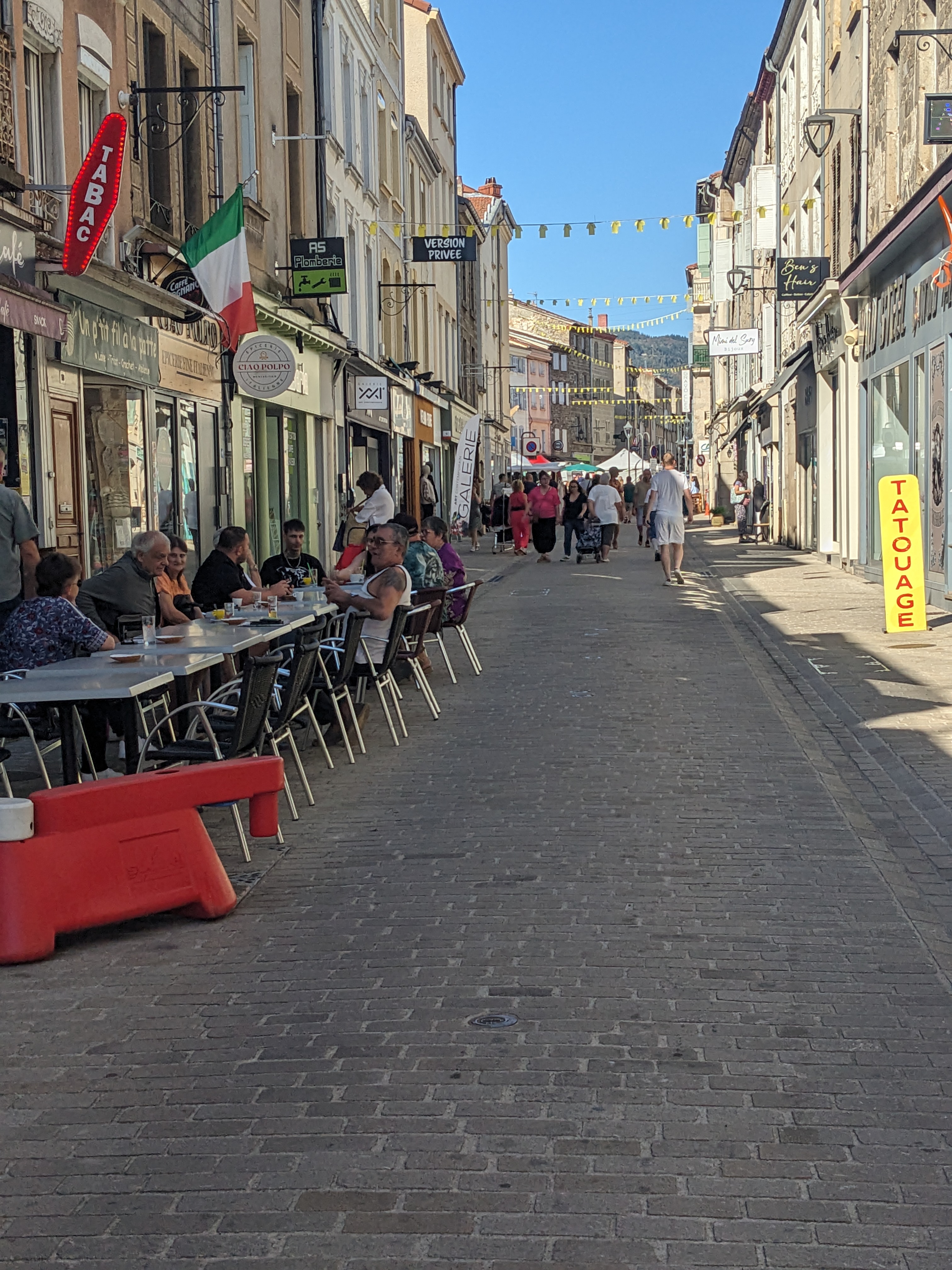 BAR-TABAC À VENDRE À MONTBRISON (42)

EMPLACEMENT ANIMÉ • LOYER 500 € • TERRASSE • FORT POTENTIEL


Belle opportunité pour reprendre un commerce idéalement situé dans une rue animée de Montbrison, ville dynamique et agréable à vivre, connue pour son centre-ville commerçant, ses nombreux services, commerces et activités.

Le commerce est entièrement équipé pour l’activité et bénéficie d’un loyer particulièrement attractif de seulement 500 € / mois.

🔑 LES POINTS FORTS

✅ Emplacement dans une rue animée
✅ Bar – Tabac
✅ Commerce entièrement équipé
✅ Loyer : 500 €/mois
✅ Terrasse : seulement 200 €/an
✅ Réserve de 12 m² de plain-pied
✅ Accessibilité PMR
✅ Activité immédiatement exploitable
✅ Amplitude horaire actuellement à développer
✅ Possibilité de créer une activité SNACK / petite restauration

🚀 UN COMMERCE AVEC UN VRAI POTENTIEL

L’affaire offre une belle marge de progression pour un repreneur motivé.

L’amplitude horaire peut être développée afin de capter davantage de clientèle, notamment aux heures où le commerce est actuellement moins exploité.

La création d’une activité snack / petite restauration représente également une possibilité intéressante : sandwichs, paninis, formules du midi, petite restauration à emporter ou à consommer sur place, sous réserve des autorisations nécessaires.

La terrasse, avec un coût annuel de seulement 200 €, constitue également un véritable atout pour développer l’activité bar et profiter des beaux jours.

❤️ MONTBRISON, UNE VILLE OÙ IL FAIT BON VIVRE

Avec plus de 16 000 habitants, Montbrison est une ville à taille humaine particulièrement attractive.

Son centre-ville bénéficie d’un commerce de proximité dynamique, de nombreux restaurants, services, associations, équipements et activités, dans un environnement offrant une belle qualité de vie.

Un cadre idéal pour reprendre un commerce et développer son propre projet professionnel.

💰 UN LOYER QUI LAISSE DE LA PLACE AU DÉVELOPPEMENT

Loyer commercial : 500 € / mois
Terrasse : 200 € / an

Un niveau de charges locatives particulièrement intéressant pour ce type d’activité.

📞 À DÉCOUVRIR

Une affaire qui peut convenir aussi bien à un professionnel souhaitant poursuivre l’activité qu’à un repreneur souhaitant développer le concept et créer une nouvelle dynamique commerciale.

Bar – Tabac – Terrasse – Snack possible – Faible loyer – Réserve – PMR – Potentiel de développement

👉 À visiter pour découvrir tout le potentiel de cette affaire.

Prix du fonds de commerce : nous consulter.