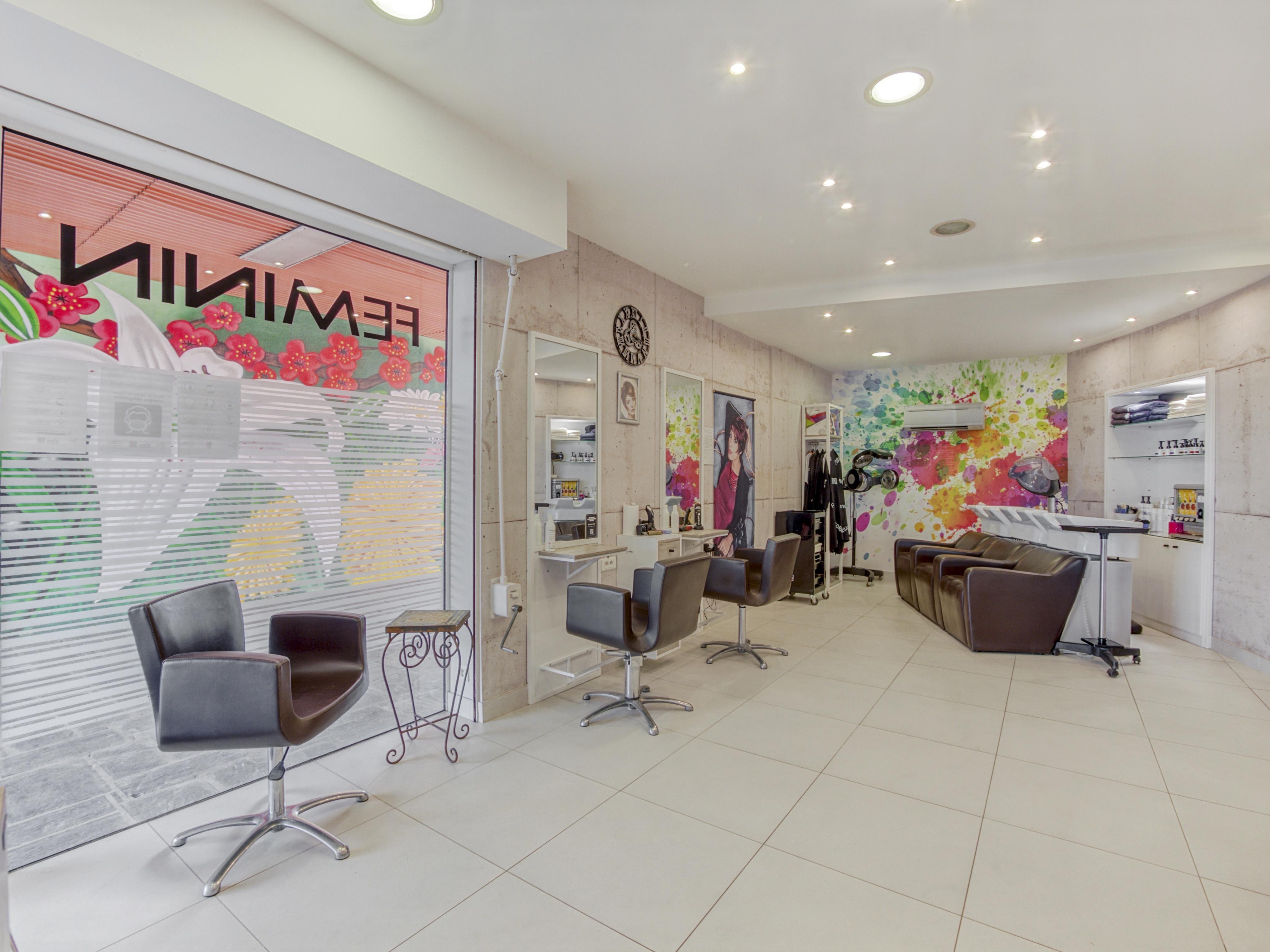 A Vendre, cause retraite, fonds de coiffure mixte situé
dans le sud Vendée au sein d'un petit centre
commercial avec parking gratuit.
Salon climatisé de 45m refait à neuf en 2020.
Accessible PMR. Composé de 5 postes de coiffage, 3
bacs de lavage massants.
Effectif : 1 salariée et 1 apprentie.
Communication sur internet et les réseaux sociaux.
Clientèle fidélisée de tous ages.
CA en moyenne de 100K€ Bail à la reprise avec un
loyer mensuel de 550 € HT. Prix de vente du fonds :
64000€
Accompagnement possible par la cédante.