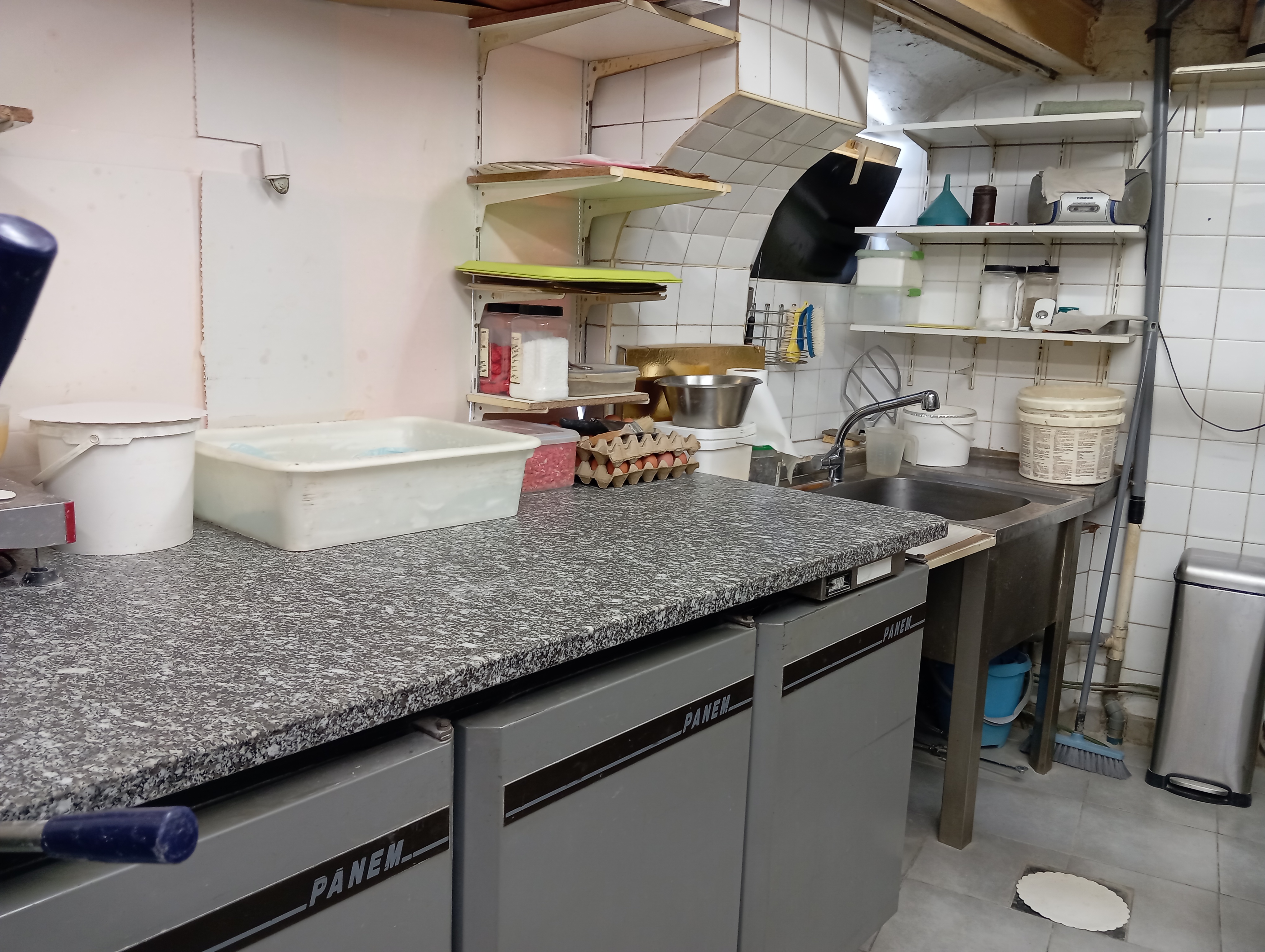 �
� 🏠 PROJET BOULANGERIE – 2 OPTIONS – VÉRITABLE OPPORTUNITÉ. 
�  CA : 75 000 euros 
� Suze-la-Rousse – Drôme provençale 

� LE PROJET 
Boulangerie existante avec clientèle locale, proposée dans le cadre d’un départ à la retraite. 

� Activité aujourd’hui exploitée sur des horaires limitées (uniquement le matin), ce qui explique un chiffre d’affaires en dessous de son potentiel. 

� Affaire sous-exploitée, avec développement immédiat possible : 
élargissement des horaires/ cuisson toute la journée. 
snacking / produits complémentaires. 
meilleure organisation 

� 2 OPTIONS D’ACHAT 

� Option 1 – Fonds de commerce : 15 000 € 

� Installation avec logement inclus, via bail commercial 
� Idéal pour une première installation 
� Faible investissement de départ 

� Option 2 – Fonds + murs : 260 000 € 

� Ensemble complet (commerce + logement) 
� Surface d’environ 200 m² 
� Projet clé en main 

� LE POSITIONNEMENT 

� Ce n’est pas une affaire “faible” 
➡️ C’est une affaire sous-exploitée avec un fort potentiel 
� Historique de chiffre d’affaires plus élevé 
� Marge de progression évidente 

� PROFIL RECHERCHÉ 

� Acheteur avec : 
projet concret (installation ou reconversion sérieuse) 
apport personnel (50 000 euros environ) 
volonté de développer l’activité 

� LES ATOUTS 

✔ Clientèle existante 
✔ Logement inclus 
✔ Faible prix d’entrée possible 
✔ Deux options d’acquisition 
✔ Potentiel immédiat 
✔ Secteur actif 

⚡ OPPORTUNITÉ 

� Idéal pour personne motivée souhaitant reprendre une activité existante et la 
développer rapidement. 
                                 ➡️ Projet sérieux uniquement