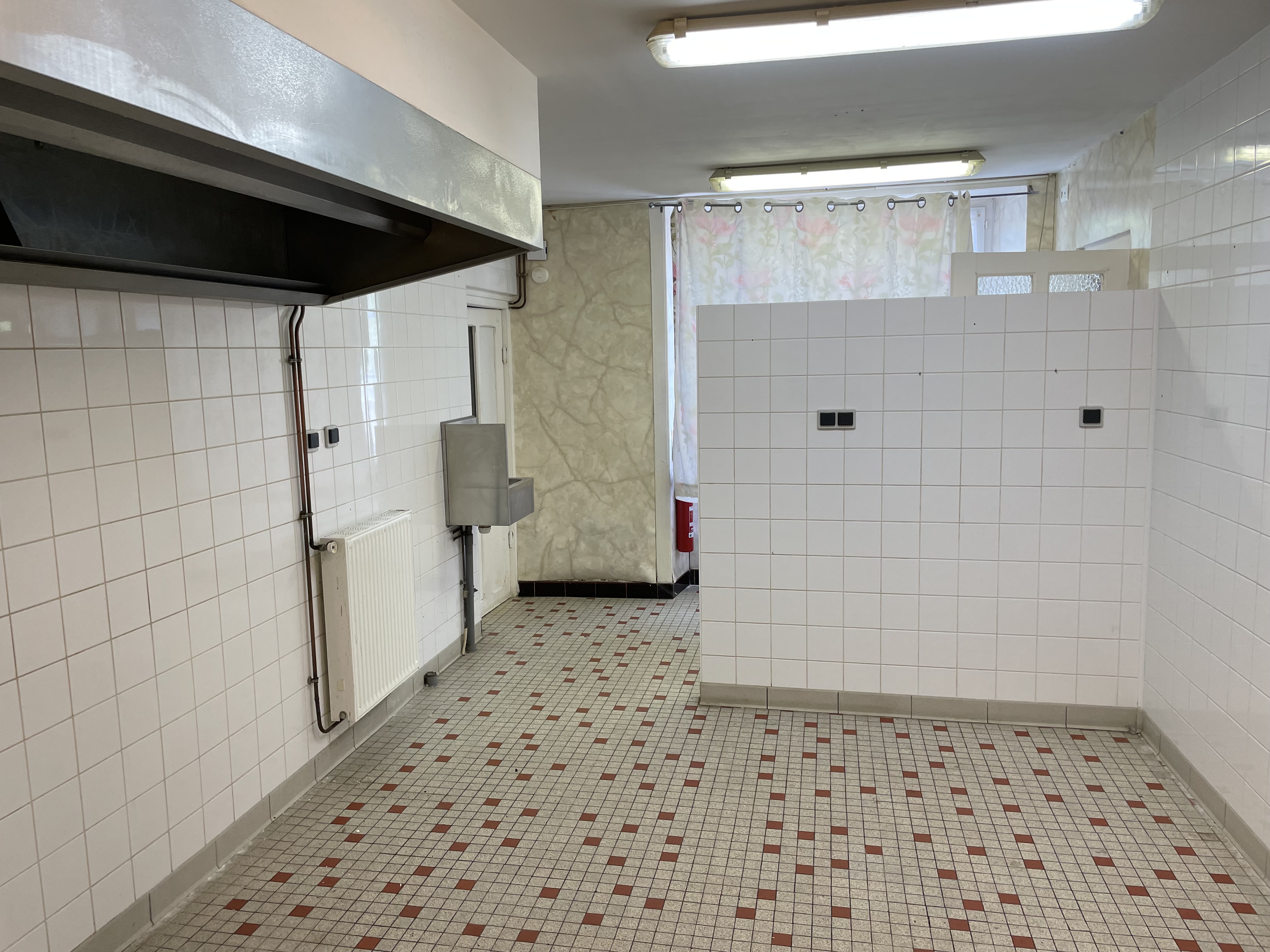 La commune de Gouvets recherche un porteur de projet pour la reprise de son commerce situé au cœur du bourg.
Ce local, a été exploité en bar–épicerie–restauration. Il constitue aujourd’hui une réelle opportunité pour redynamiser la vie locale au sein d’une commune d’environ 300 habitants.
Descriptif du bien :
• Espace commercial en rez-de-chaussée
• Mobilier existant : tables et chaises anciennes
• Prévoir matériels de cuisine (Étude en cours)
• Logement attenant à l’étage
• Emplacement central dans le village
À noter :
Le local va nécessiter des travaux de mise aux normes (sécurité, accessibilité…) pour accueillir du public selon la réglementation en vigueur.
La commune est prête à accompagner le porteur du projet à partir d’un budget réaliste et d’une viabilité financière. En fonction de la nature de l’activité proposée et du projet du candidat, la mairie peut s’engager à réaliser des travaux
Profil recherché :
Nous recherchons une personne motivée, avec un projet solide contribuant à la dynamique et au lien social du territoire (commerce multi-services, bar, petite restauration, épicerie ou autre activité pertinente).
Conditions :
Les modalités (loyer, travaux, accompagnement…) seront définies en concertation avec le porteur de projet.
Candidature :
Merci d’adresser votre projet à la mairie.
Pour toute information complémentaire, vous pouvez contacter la mairie.
Nous serons attentifs à toute initiative permettant de recréer un lieu de vie convivial et essentiel pour la commune.