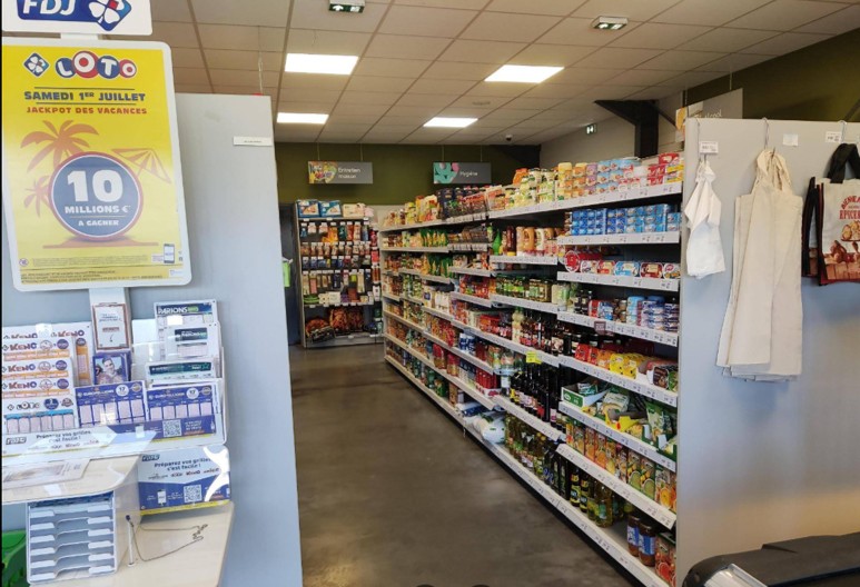A 57 kilomètres au sud de Bordeaux dans un charmant village de Gironde , fond de commerce épicerie à vendre 

- Surface de vente : 100 M²
- Chiffres d'affaires : 400 K€
- Loyer : 645 €uros / mois
- Parking : 10 places

Magasin récent , actif de qualité , froid OK 

Disponible de suite cause départ à la retraite