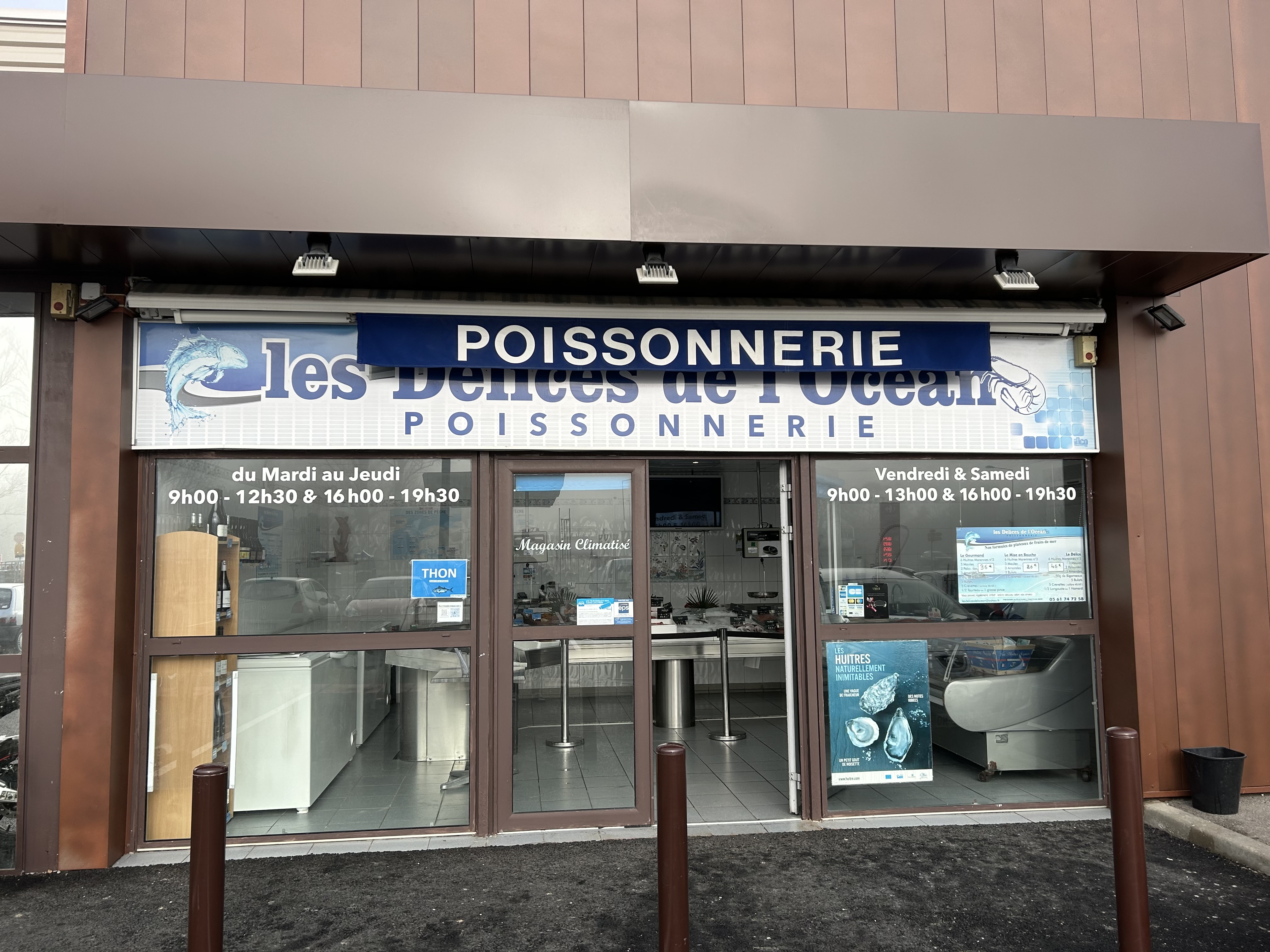 Vente, suite départ à la retraite après 16 ans d’activité, d’un fond de commerce de poissonnerie/traiteur située dans la commune active de Pechbonnieu à la périphérie de Toulouse.
Composée d’une surface de vente de 45m2, d’une chambre froide de 10m3, d’une réserve en mezzanine de 55m2, d’un étal inox de 5m, d’une vitrine réfrigérée de 1,55m2, d’une machine à glace de 900kg/24h et d’une climatisation.
Située à côté d’un supermarché Carrefour Market, un parking d’environ 150 places est à la disposition de la clientèle.