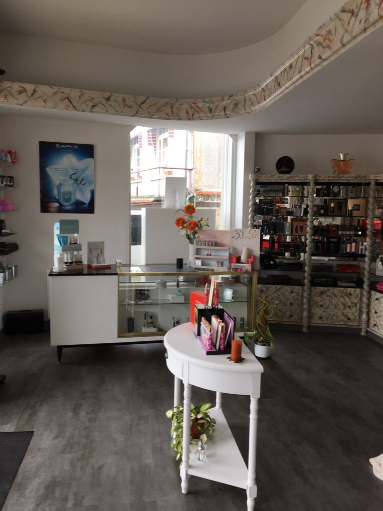 A vendre pour cause de retraite prochaine .
Fond de commerce esthétique et parfumerie . 
Peut convenir également à tout autre commerces.
Situé au coeur de ville de Confolens (emplacement numéro 1 place de la mairie )
N'hésitez pas à me contacter pour plus de renseignements.