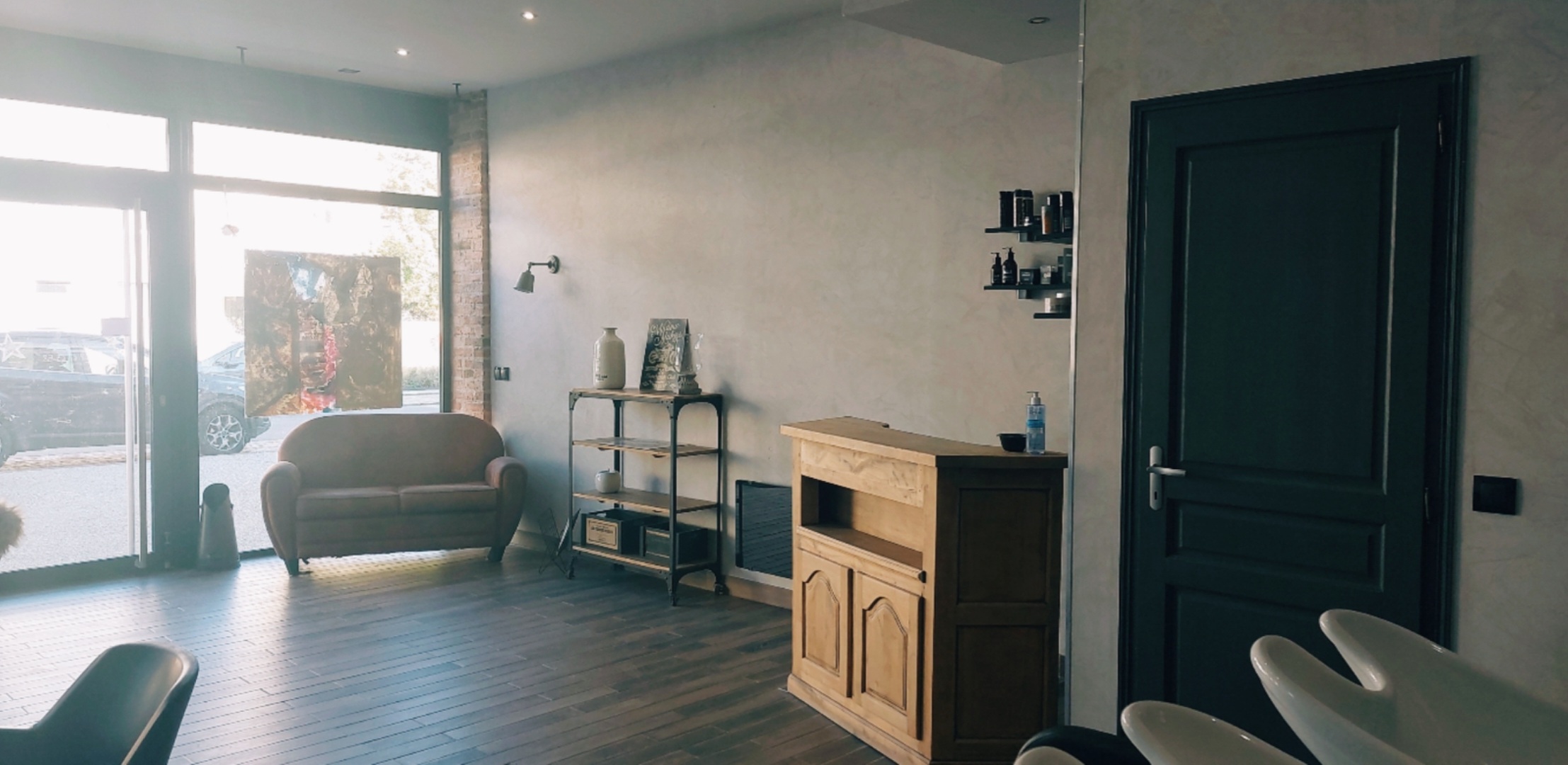 Salon de coiffure mixte et moderne entièrement refait en 2016, situé sur un très bel emplacement proche des commerces, avec parking facile d accès.
Salon d une superficie d environ 55m2 comprenant ;
2 postes de coiffage,
1 poste barbier,
2 bacs à shampooing
Une réserve avec coin repas de 8m2 et une cave.
Très lumineux avec une vitrine de 7 m de long.
Clientèle très agréable et fidélisée depuis plusieurs années.
Le salon bénéficie d une très bonne réputation avec 4.9⭐️ sur Google.
Loyer de 350e/mois
Prix du salon: 25 000e
Possibilité de vente du bâtiment.