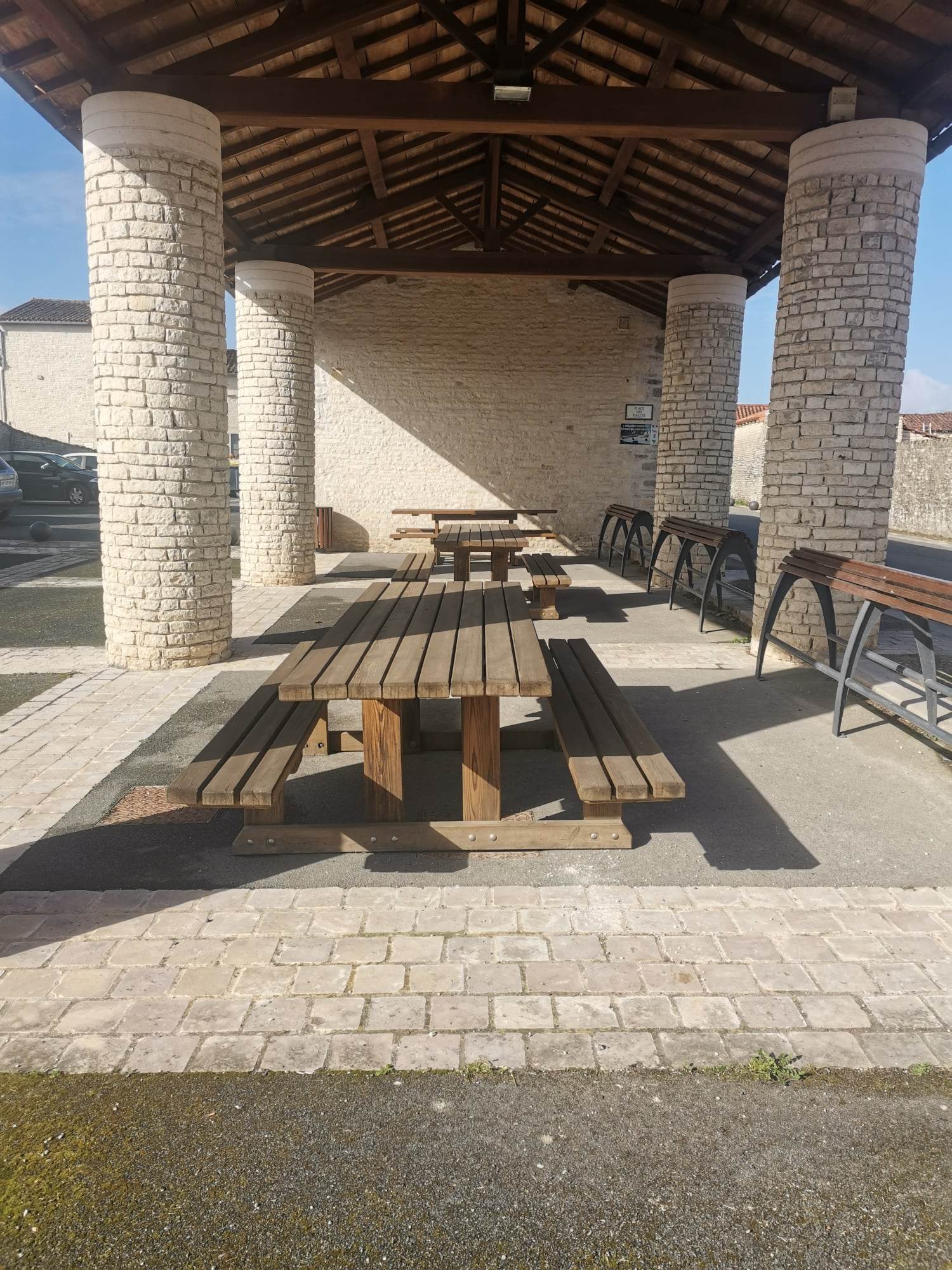 Le gérant ferme l'établissement le 30 juin.
Projet de rénovation en cours pour rénover la cuisine et faire un agrandissement pour une salle de restaurant.
C'est une location gérance et c'est la mairie qui est propriétaire du fonds de commerce.
Un appel à candidatures est consultable à la mairie ou n'hésitez à notre envoyer un mail si vous êtes intéressé.