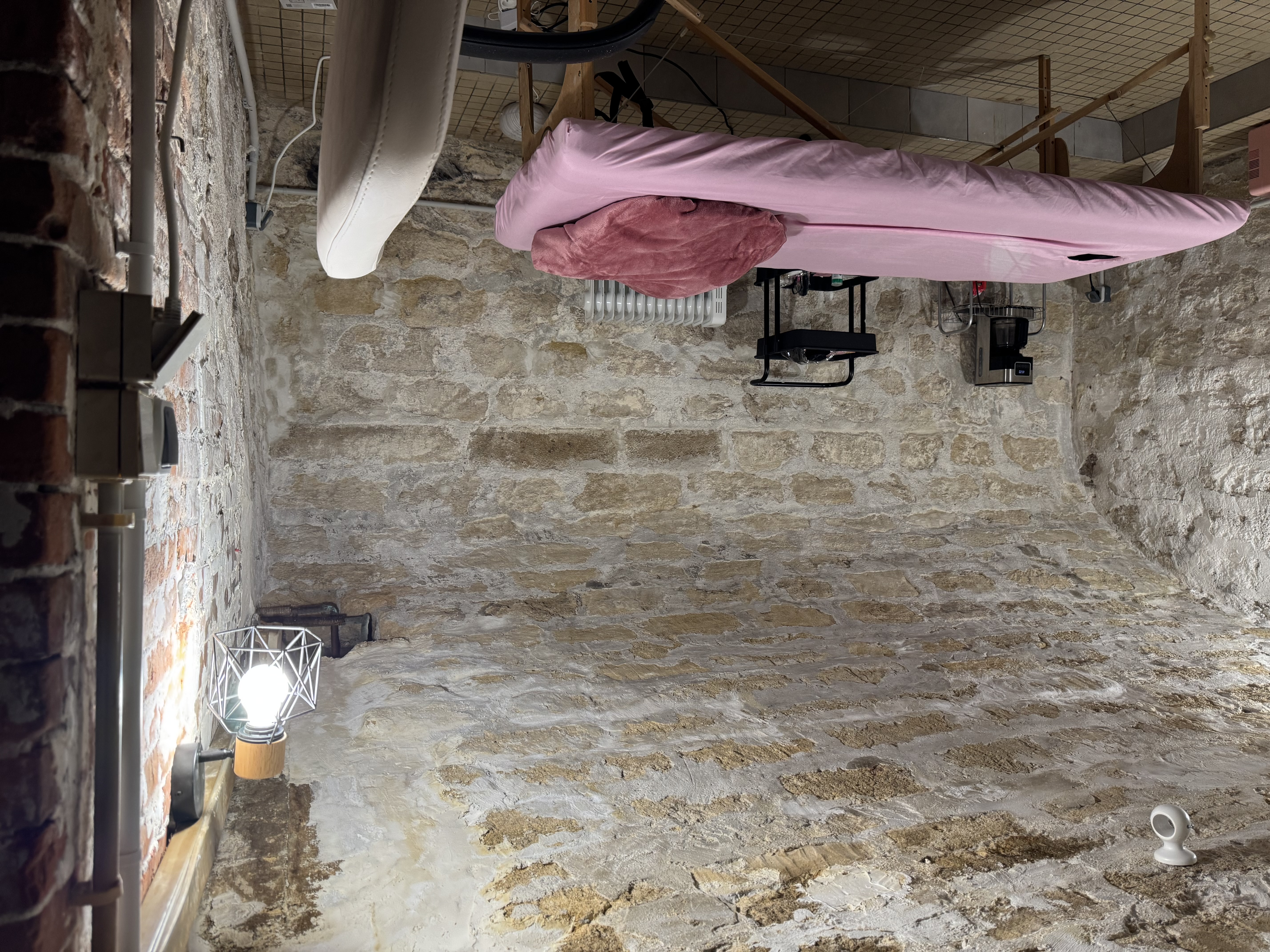 À VENDRE – Fonds de commerce Salon de Coiffure – Emplacement idéal en centre-ville
Belle opportunité pour un professionnel de la coiffure ou un investisseur ! Possibilité de faire également les activités suivantes : Onglerie, Headspa, Massage, Browlift et Extension de cils.

Je mets en vente le fonds de commerce de mon salon de coiffure, idéalement situé en plein cœur du centre-ville, dans une zone commerciale dynamique bénéficiant d'un fort passage et entourée de nombreux commerces de proximité.

Le salon comprend :
35 m² de surface commerciale à l'étage, lumineux et parfaitement agencé.
15 m² de sous-sol, idéal pour le stockage, la buanderie ou un espace technique.

Salon fonctionnel, prêt à être exploité immédiatement.

Les points forts :
Emplacement recherché avec une excellente visibilité.
À proximité immédiate des transports en commun (ligne J).
Situation idéale, proche de plusieurs grandes villes et de la Normandie.
Quartier commerçant dynamique avec une clientèle fidèle et un fort potentiel de développement.
Convient parfaitement pour une première installation ou pour développer une activité existante.
Le salon est exploitable sans travaux majeurs et offre de belles perspectives de croissance.
0 salarié à reprendre

Places de Parking situées juste devant le commerce.