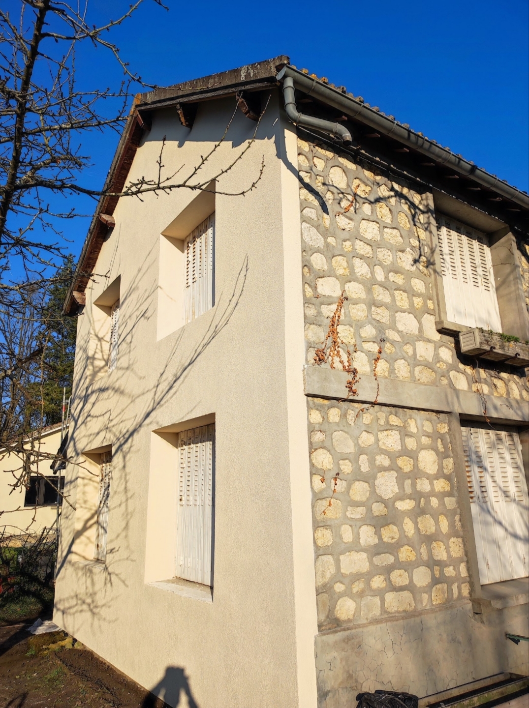 Vend maison de 150 mètres carrés 
3 chambres dont une de 20 mètres carrés 
récemment isolé fenêtre double vitrage pompe à chaleur air eau 2500 m de terrain avec 16 m de bord de rivière sur l'Essonne avec un gîte de 25 m² rapportant entre 6 et 10000 € par an uniquement sur Airbnb possibilité de créer trois autres gîtes très demandés dans la région je suis à 1h de Paris beaucoup de Parisiens viennent prendre l'air ici le weekend où passer des petites vacances grand centre Renault proche avec souvent des stagiaires qui passent plusieurs mois dans le gîte ainsi que un centre AFPA pour adulte avec de nombreuses étudiants qui séjournent dans mon gîte..
Meeting aérien très connu à l'aérodrome de Cerny brasse aussi de nombreux clients ainsi que la base de vol à voile de vino bonnevaux 
Proche de Fontainebleau de Barbizon