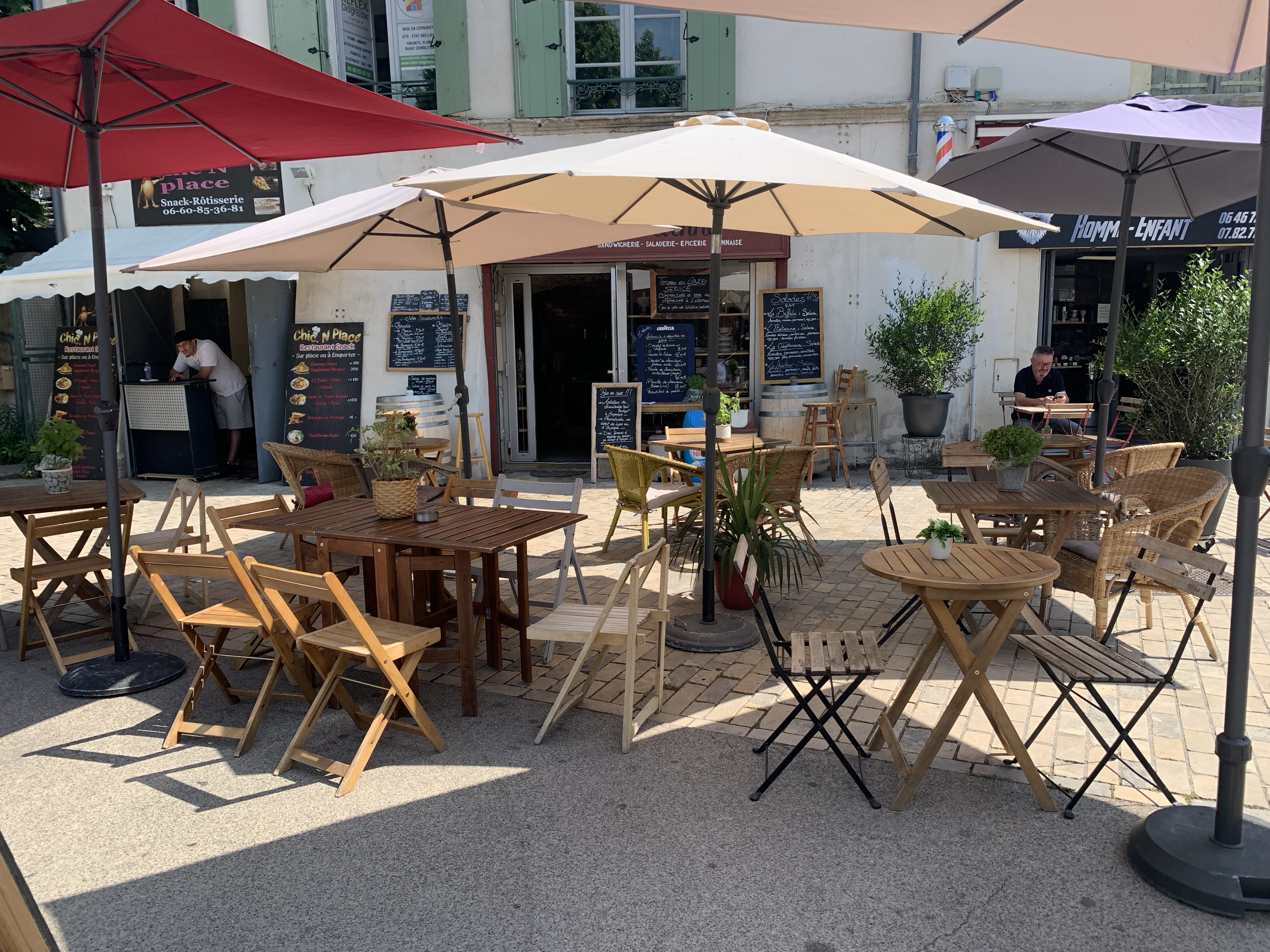Vend fond de commerce 30m2, sandwicherie, saladerie , épicerie . Exploitée depuis 5ans. Vente sure place et a emporter (en majorité )… terrasse de 30cvts, et 6/8 int.. Très belle affaire , emplacement stratégique , 500 places de parking autour . 30 min Montpellier, 30 Nîmes, 30 Ales … à développer, ouvert seulement de 11h à 16h . 2 jours de fermeture . Village touristique . Affaire à developer Idéal couple
