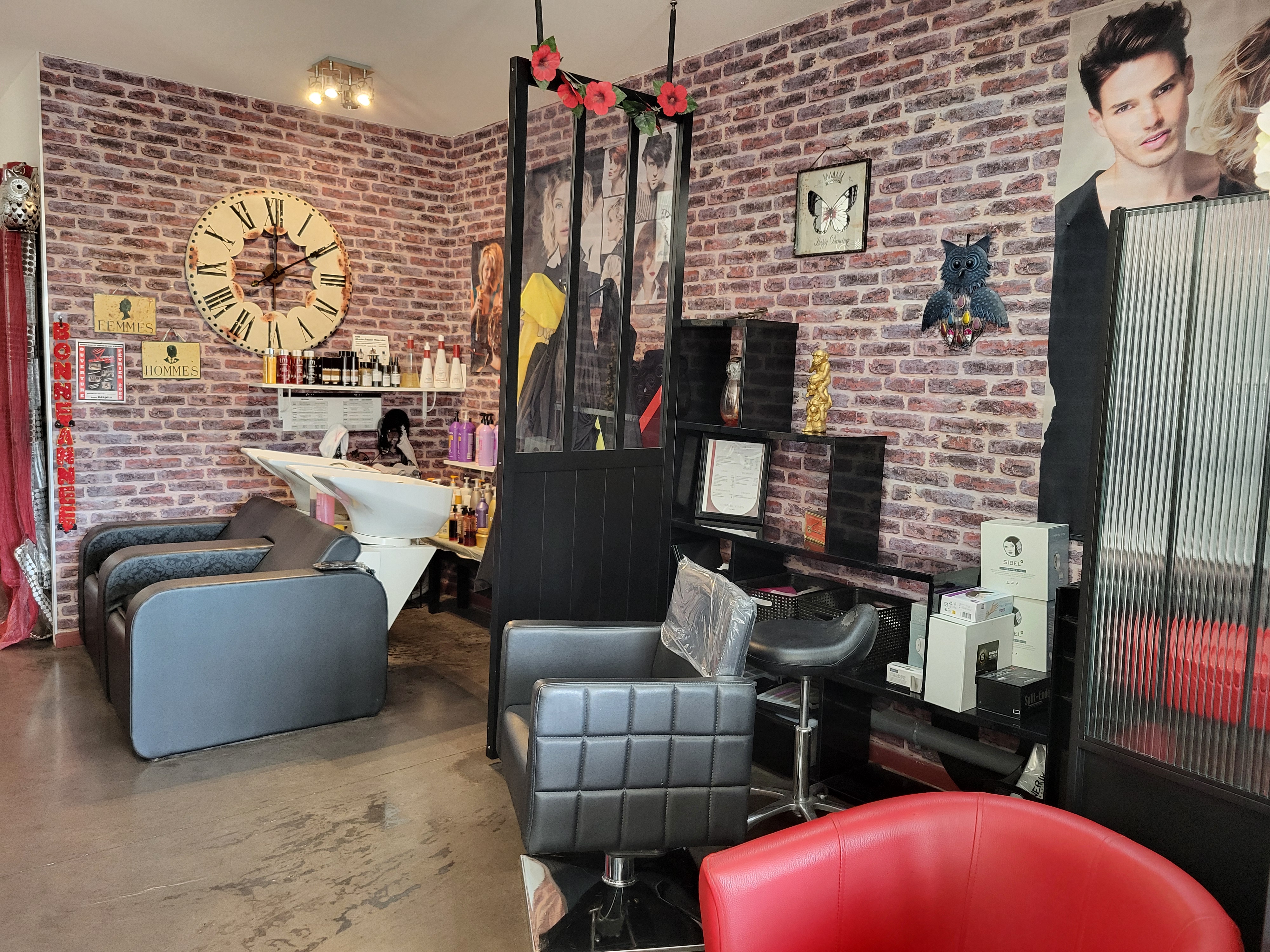 Pour des raisons personnelles, je vends mon salon de coiffure ( fond de commerce)tout équipé. 
Il se situe en Provence verte à  cotignac, village très touristique (un des plus beaux villages de France)qui bénéficie d'un cadre de vie très agréable entre la mer le verdon et les montagnes. 
Dans une zone artisanale et commerciale.
 Emplacement idéal sur un axe passant très fréquenté .
D'une superficie de 50m², 3 postes de coiffages, 2 bacs...
Reserve :
Lave linge, sèche linge, frigo....
Parking juste devant. 
Possibilité de développer avec coin barber où esthétique. 
Très bonne clientèle,entreprise saine,tenue plus de 10 ans ,très forte demande croissante. 
Sans personnels (apprentie en fin de contrat)
Loyer 600€ TTC
Pour plus de renseignements merci de contacter 
06 42 45 93 43 
(Pas sérieux s'abstenir)