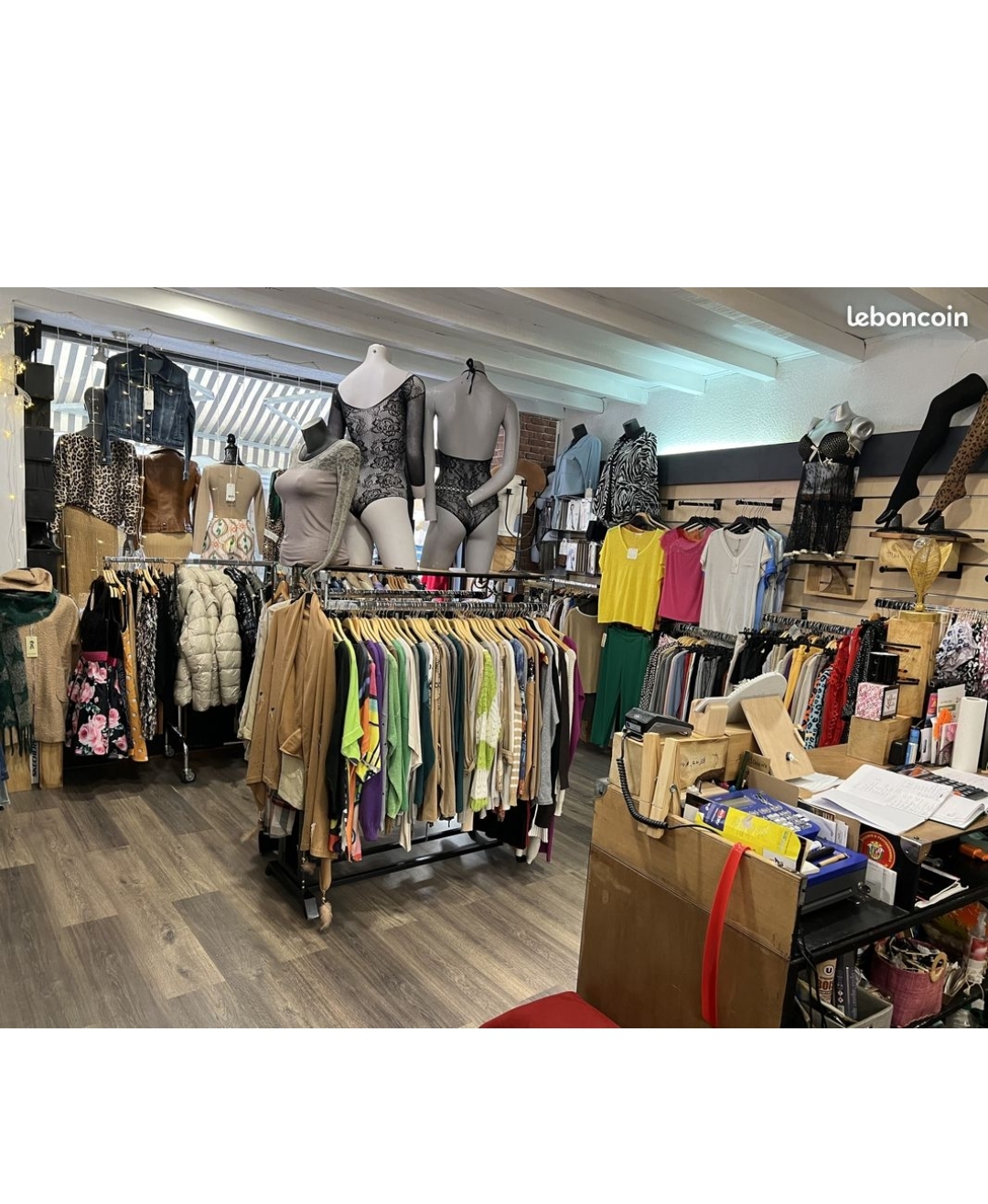 🔴STOP AFFAIRE🔴
Situé au pied des thermes sur un axe principal de la ville thermale d' Amelie les bains, ouvert 11 mois de l année.
Charmant local commercial se composant:
-d une boutique de 30.70m2
-d une arrière boutique de 19.10 m2
-d un coin studio de 28.69 m2 avec séjour/salon, cuisine, salle de bain à terminer et WC indépendant 
- une cave de 62.43 m2 idéal pour stocker 

Au total plus de 142 m2 pour créer une activité ou bien un investissement locatif dans la rue principal.