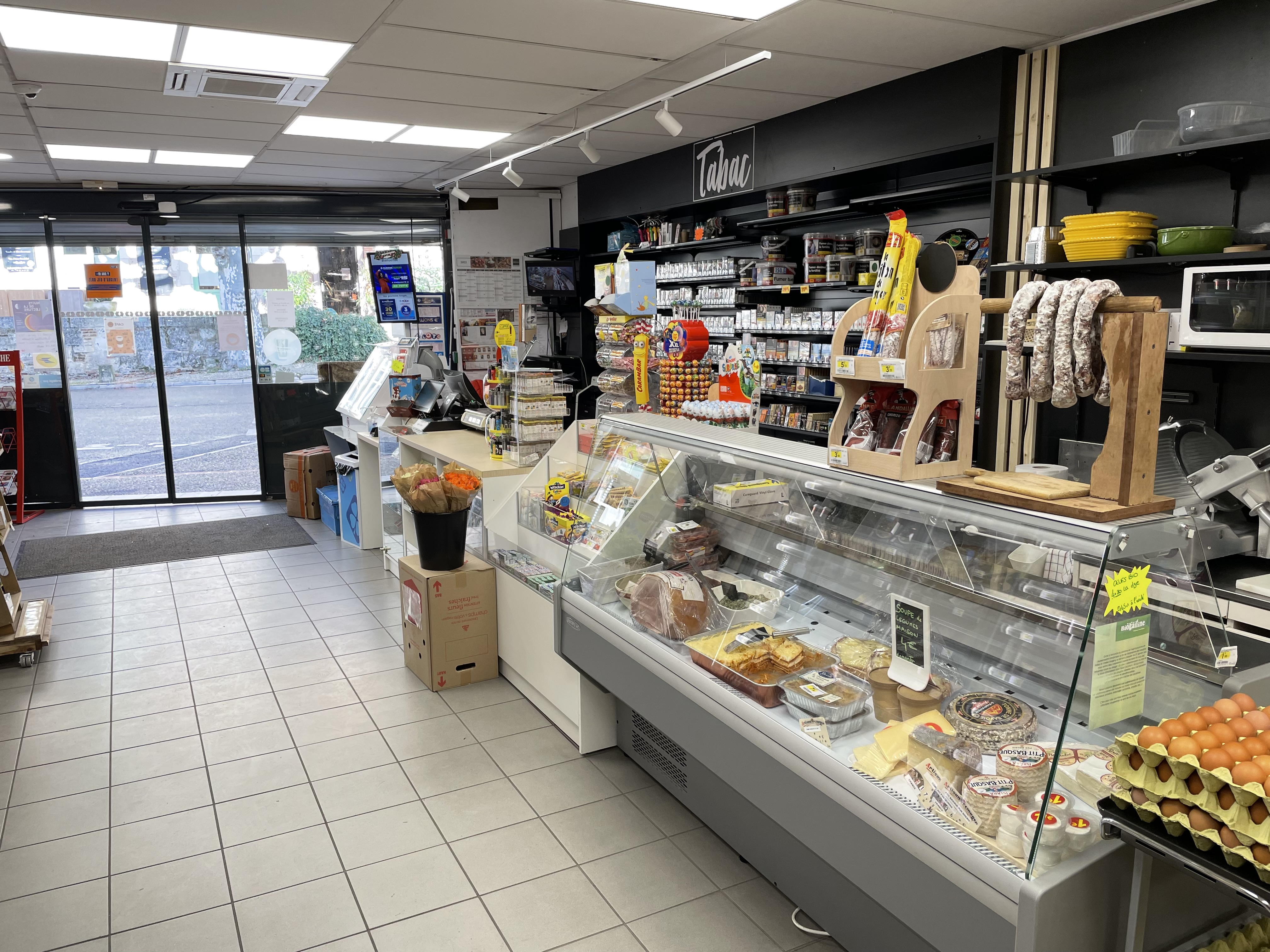 À vendre : commerce multiservices de 150 m² entièrement rénové, situé dans un village classé et étape majeure du chemin de Saint-Jacques-de-Compostelle. Le passage quotidien de nombreux pèlerins, randonneurs et touristes assure un flux constant et une activité soutenue toute l’année en plus de la clientèle locale , situé sur un axe passant avec places de parking.

🔹 Affaire extrêmement rentable : EBE très confortable situé en ZRR
🔹 Prix de vente : 230 000 € — rendement rare sur le marché

Activités : épicerie, tabac, presse, FDJ, cave à vin, point chaud/pain, boissons à emporter, snacking, souvenirs (fort potentiel pèlerins et touristes ).

Le village dispose d’un environnement commercial complet : plusieurs restaurants, un bar, une pharmacie,  etc ... , renforçant l’attractivité du secteur et la consommation locale.

 Très belle performance économique, idéale pour un couple recherchant une activité solide, stable et immédiatement rentable.

Un potentiel de croissance réel :

-Développer les produits régionaux
-Élargir l’offre souvenirs et articles pour pèlerins
-Renforcer le point chaud / traiteur
-Ajouter des services pratiques pour les randonneurs (kits, snacking énergétique, recharge mobile…)

Équipement complet et récent :2 chambres froides dont une négative, vitrines, frigos boissons, clim récente, alarme, vidéosurveillance, porte blindée.
Aucun investissement n’est nécessaire : tout le matériel est moderne, opérationnel et parfaitement entretenu.