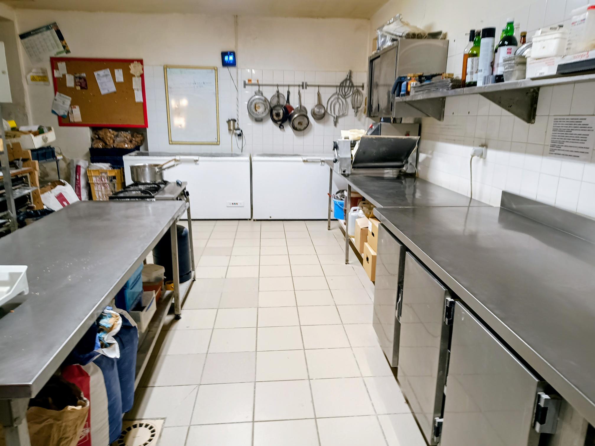 Opportunité rare en milieu rural dynamique

Situé au cœur du village de Trentels, ce commerce multi‑services bénéficie d’une excellente visibilité et d’une clientèle locale fidèle et régulière.

L’activité principale de boulangerie, pâtisserie et viennoiserie est complétée par de nombreux services de proximité :épicerie, tabac, presse, gaz, relais Poste, assurant un flux constant de clientèle et une forte attractivité.

Les atouts du commerce :

Fournil et laboratoire de plus de 100 m², spacieux, fonctionnels et entièrement équipés (matériel en bon état).

Magasin d’environ 50 m², aménagé et équipé pour l’ensemble des activités.

Personnel en place, sérieux, compétent et impliqué, facilitant la reprise.

Locaux professionnels + logement attenant, un véritable confort pour l’exploitant.

Données économiques :

Chiffre d’affaires en progression continue depuis plus de 3 ans

👉 CA moyen : environ 350 000 €

Résultat net annuel moyen : environ 45 000 €

Fort potentiel de développement (amplitudes horaires, diversification, snacking, services complémentaires…)

Motivation de la cession :

Les gérants, proches de la retraite, souhaitent transmettre leur commerce à un repreneur désireux de poursuivre la dynamique économique et sociale du village, avec toutes les clés pour réussir.

Conditions :

Prix du fonds de commerce (hors stock et tabac) : 250 000 €

Accompagnement possible pour le montage du dossier de reprise par un conseiller de la Chambre de Métiers et de l’Artisanat du Lot‑et‑Garonne