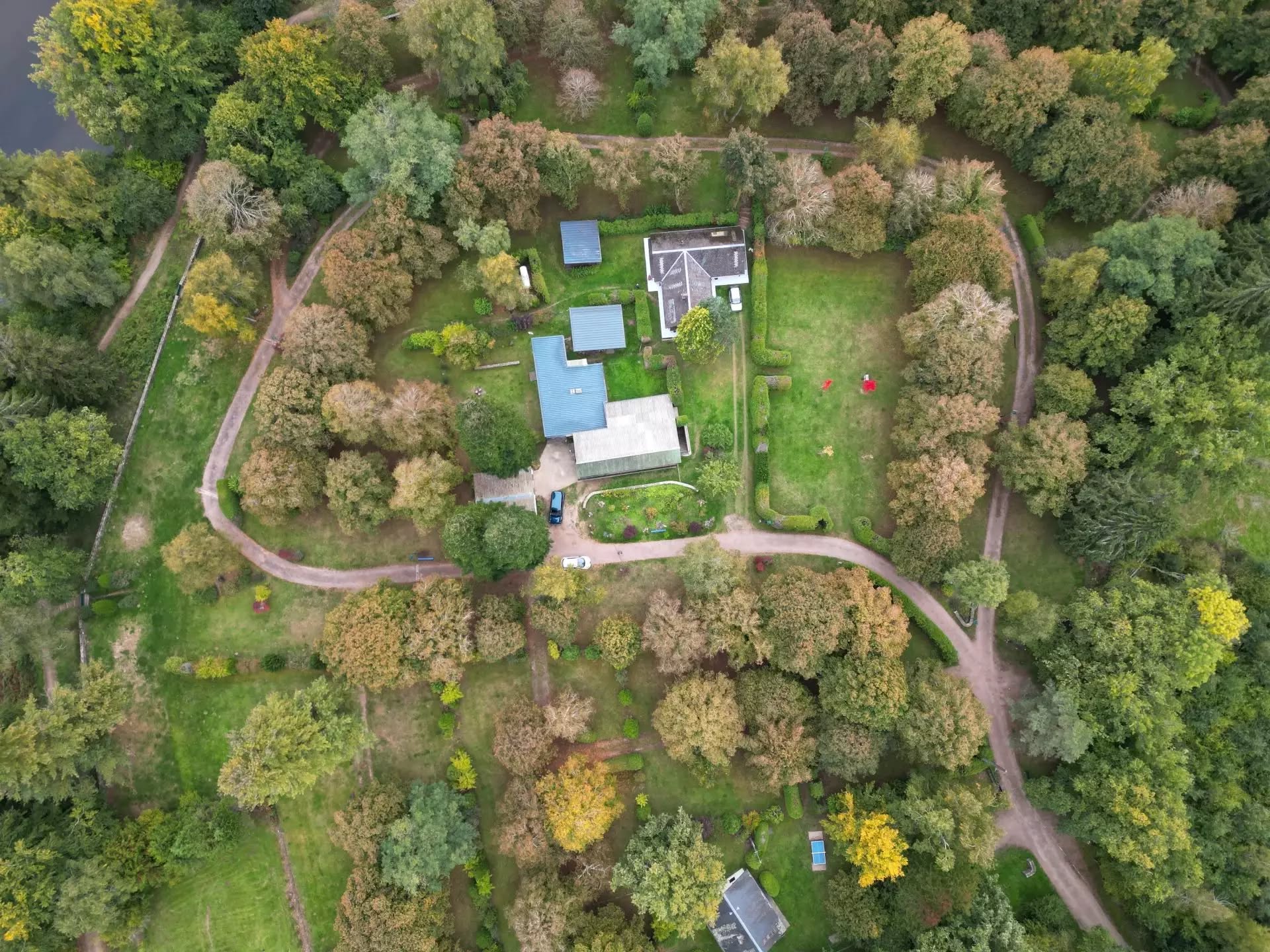 Rare Opportunité au coeur du Parc Naturel Régional du Morvan.
 A vendre camping familial au bord du Lac des SETTONS ( 366 ha)

Ce camping trois étoiles est ouvert 6 mois par an, il dispose de 120 emplacements au cœur d’une nature préservé, sur un terrain arboré d’environ 2 hectares, situé au bord du Lac avec un accès direct à une plage et un ponton pour bateau⛵️ privé.
Emplacements principalement pour tentes, caravanes, vans et camping-car.

➡ esprit familial pour ce camping réservé aux puristes avec une clientèle fidèle trouvant un cadre authentique et paisible.
Le terrain est délimité par un mur de pierres sur les côtés Est et Sud et par des haies sur les autres côtés.
Les 120 places sont harmonieusement réparties, séparées par des haies de différentes essences et de nombreux arbres.
Le camping dispose de plusieurs constructions qui sont réparties sur le terrain comprenant un local à usage de bar, une épicerie, deux blocs sanitaires, un logement de fonction.
Présence également d'un bâtiment à usage de préau pour accueillir les campeurs avec micro-ondes et congélateur, et une construction bois de type "chalet".

Potentiel de développement en créant par exemples des éco-lodges dans un souci d'harmonie avec la nature et également la possibilité de créer une restauration.