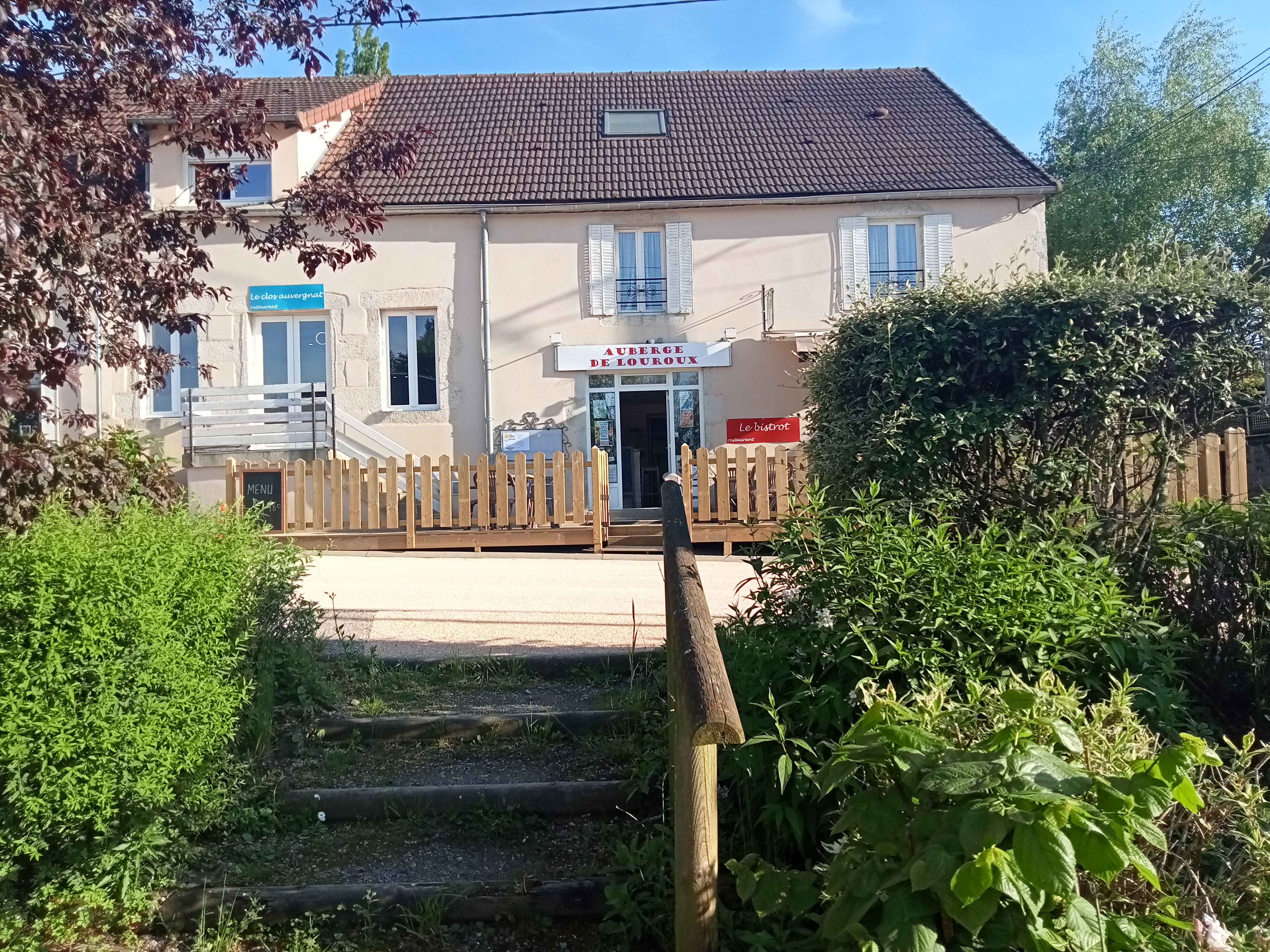 A céder cause retraite : 
Auberge restaurant gîte située à Louroux-de-Bouble face à la gare, proche de la forêt des Colettes et de la vallée de la Sioule avec possibilité de randonnée à pied, à vélo mais aussi de découverte des villages et des châteaux environnants.
Le gîte comprend 4 chambres et peut accueillir de 2 à 12 personnes, une cuisine/salle à manger équipée, deux salles de douche, un salon avec télévision, une terrasse couverte et une piscine.
Le restaurant rénové l’année dernière peut accueillir environ 40 personnes sur 2 salles et propose l’été une terrasse d’une quinzaine de couverts.
CA 2024 : 60 000€
Les murs et la plus grande partie du matériel appartiennent à la mairie.
Pour toute information concernant le loyer mensuel, merci de vous rapprocher de la mairie de Louroux-de-Bouble.
Rachat du fonds de commerce aux exploitants : 40 000€.
Pour plus de renseignements :
Catherine CANEY et Bertrand DUNOD
12 rue de le gare
03330 LOUROUX DE BOUBLE
06 08 92 86 84