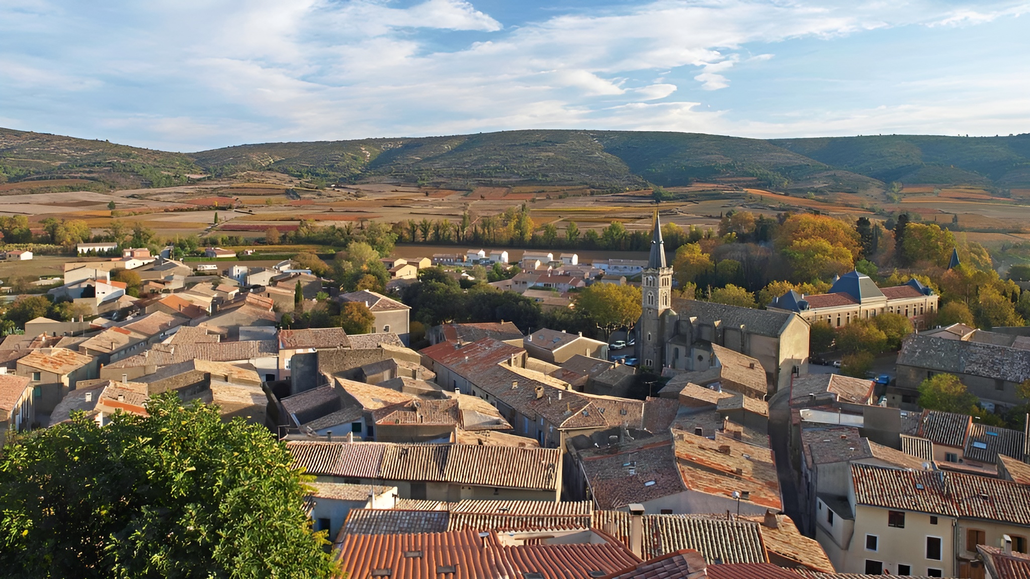Le centre de santé pluriprofessionnel de la commune VAL-DE-DAGNE (fusion des villages de Montlaur et Pradelles-en-Val) a ouvert en 2025. 
Aujourd’hui, nous recherchons un deuxième médecin avec possibilité d’installation en libéral ou en tant que salarié. 
Le centre de santé accueille actuellement plusieurs professionnels : 
un médecin, une infirmière en pratique avancée (IPA), un diététicien, 
une psychologue et 2 psychothérapeutes.

VAL-DE-DAGNE est une commune dynamique et attractive qui offre toutes les commodités :
-	Crèche, écoles maternelle et primaire, restaurant scolaire, garderie, city stade, aire de jeux,
-	Epicerie, marché local hebdomadaire,
-	Bistrot de pays, restaurants,
-	Nombreuses associations culturelles et de loisirs.
Cadre de vie exceptionnel au cœur des Corbières dans l’Aude, à seulement 25 mn de Carcassonne, 45 mn de Narbonne, 1h de Montpellier et de Toulouse, 1h de mer et 1h30 de la montagne, proximité des lieux attractifs : Cité de Carcassonne, châteaux cathares, canal du midi, abbayes et sentiers de randonnées...